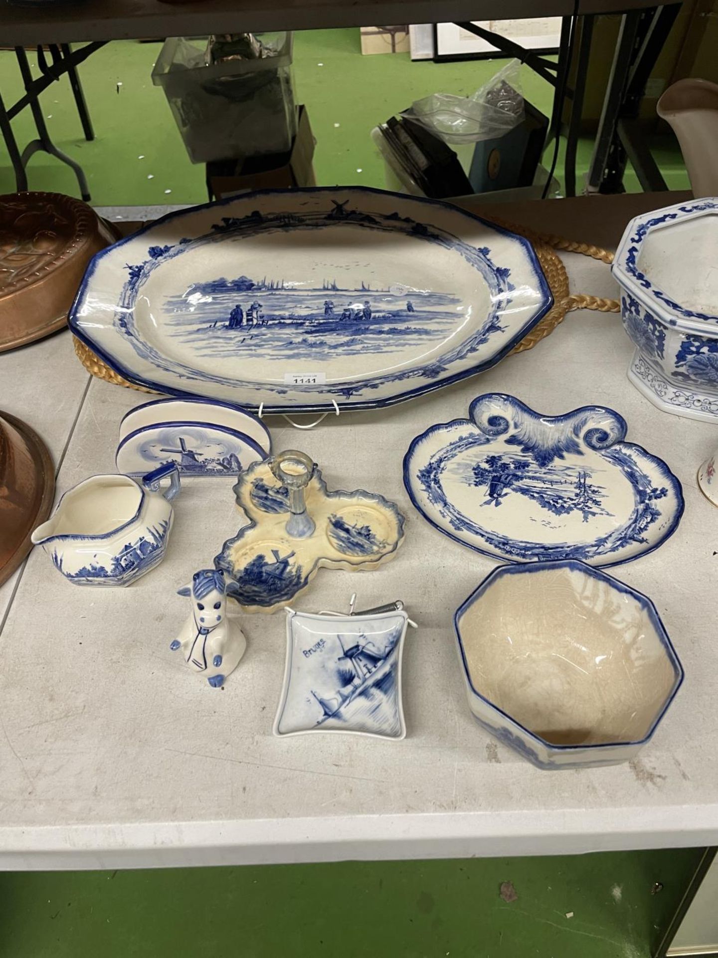 A QUANTITY OF VINTAGE BLUE AND WHITE POTTERY WITH DUTCH IMAGES TO INCLUDE DOULTON, NORFOLK, ETC
