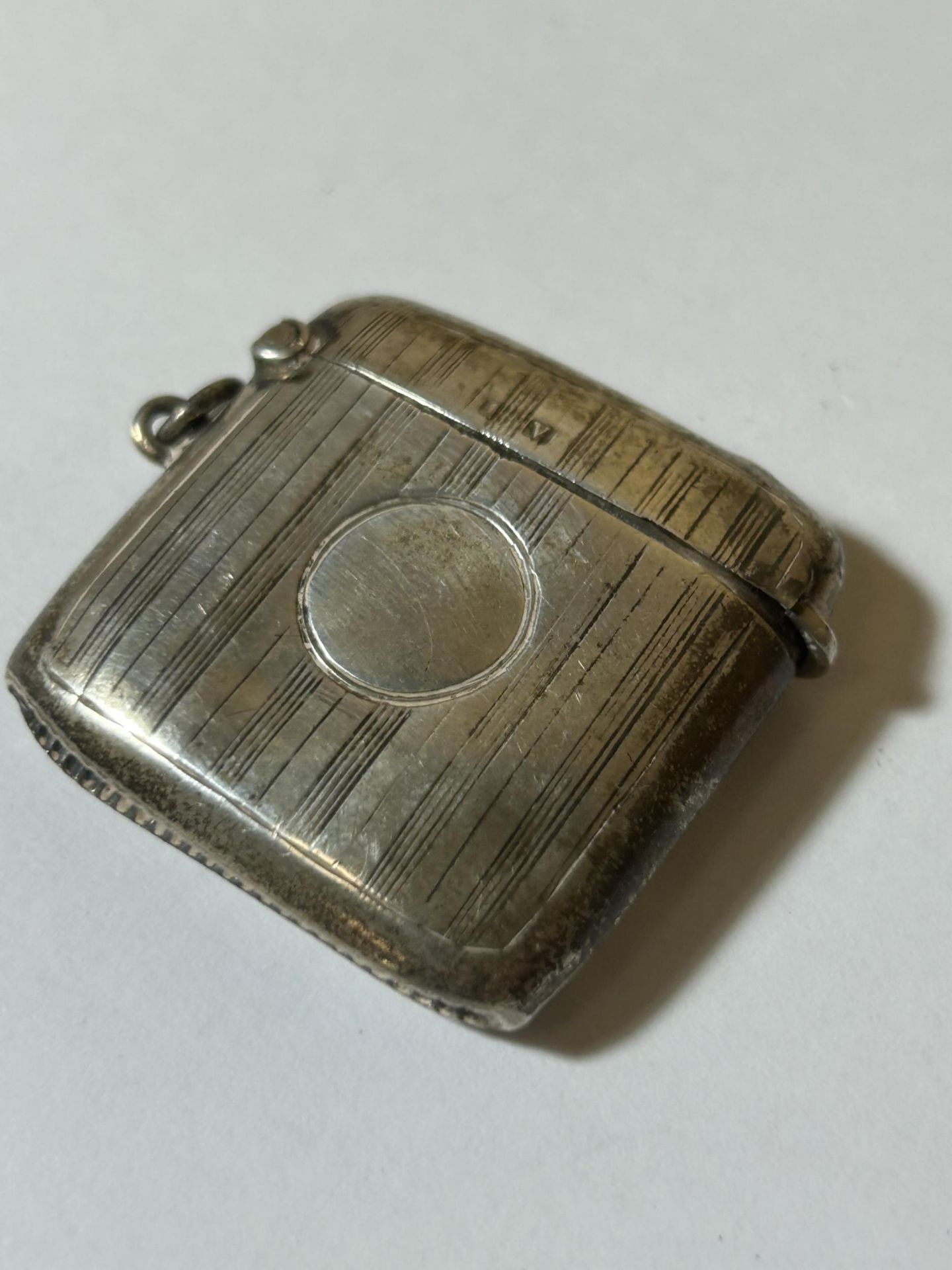 A HALLMARKED SILVER VESTA CASE - Image 2 of 3