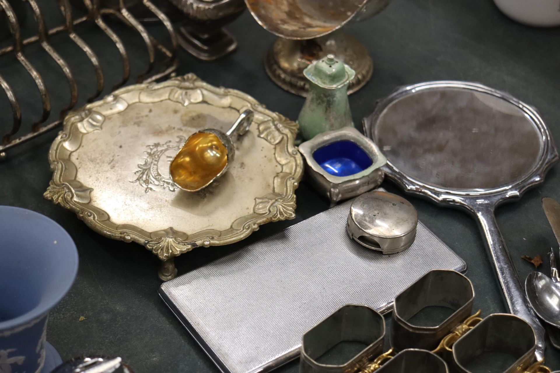 A COLLECTION OF SILVER PALTED ITEMS TO INCLUDE NAPKIN RINGS, A TEAPOT AND HOT WATER JUG, FLATWARE, - Image 3 of 10