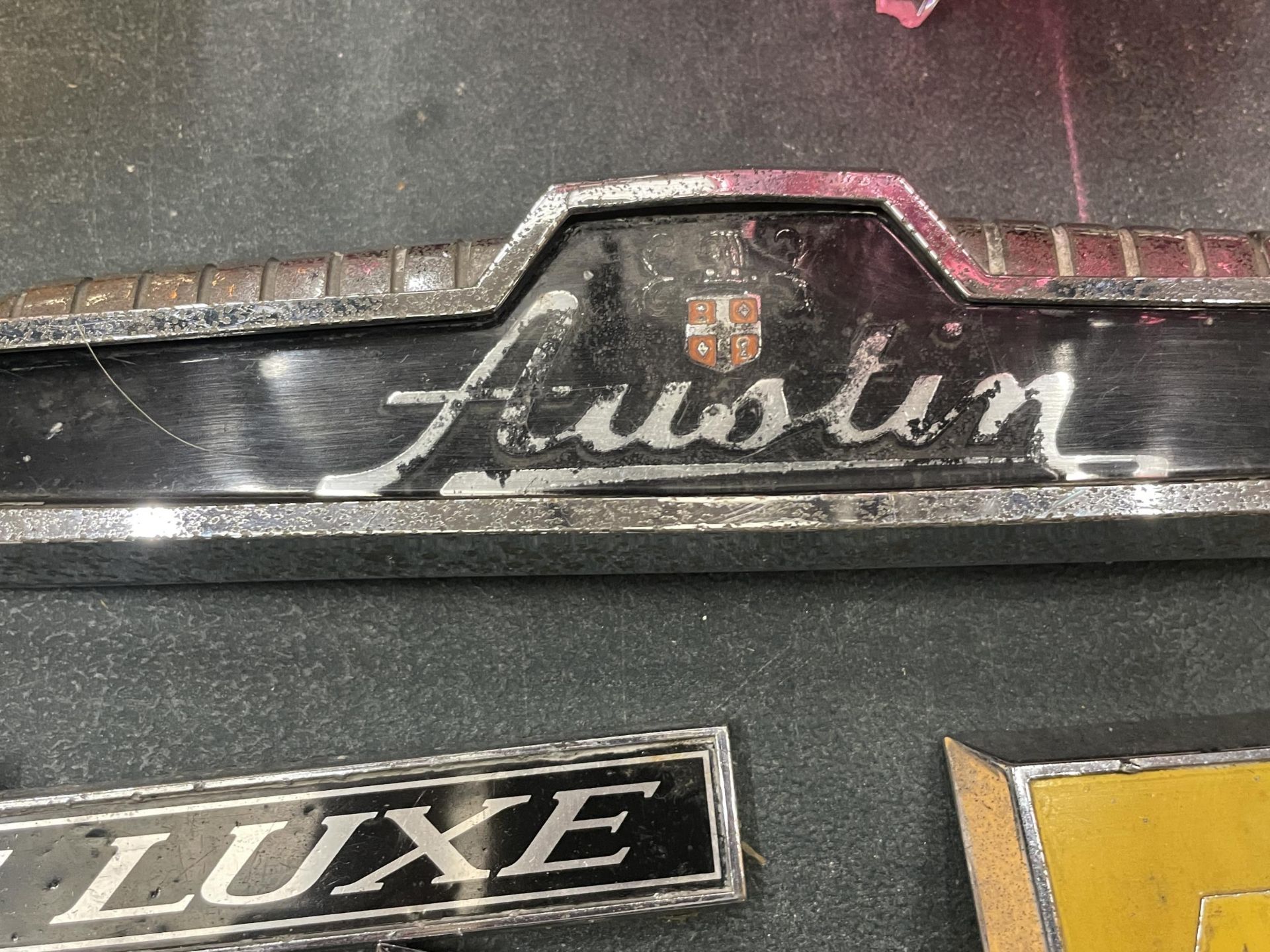 SEVEN VINTAGE CAR BADGES TO INCLUDE THE AA, AUSTIN, ETC - Image 4 of 4