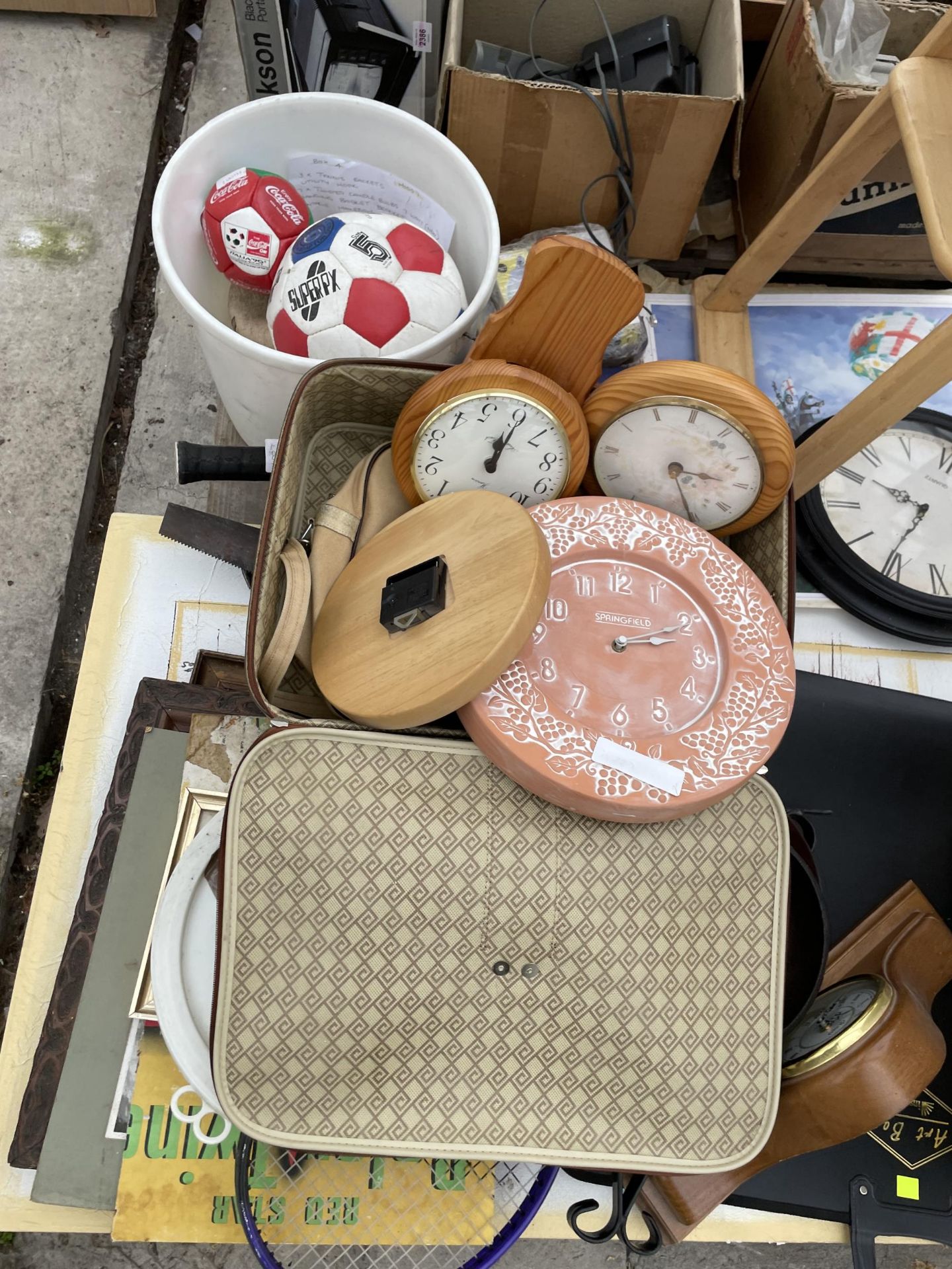 AN ASSORTMENT OF HOUSEHOLD CLEARANCE ITEMS - Image 2 of 3