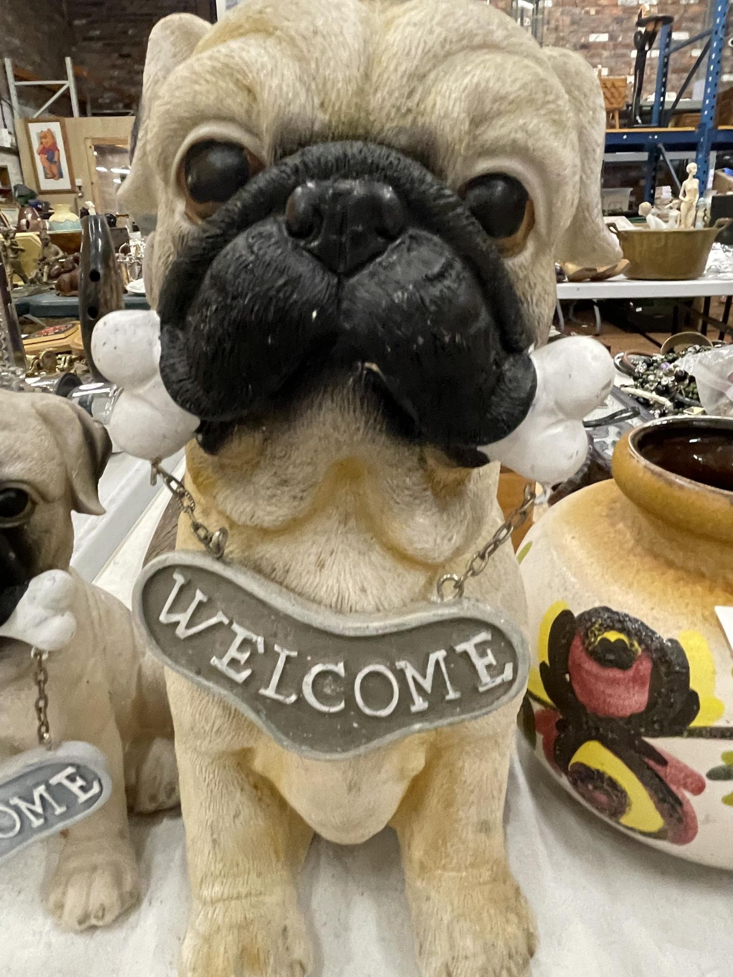 A MUMMY PUG AND PUPPY, 'WELCOME HOME' FIGURES, HEIGHTS 29CM AND 20CM - Image 2 of 4