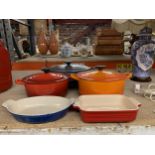 FIVE PIECES OF LE CREUSET COOK WARE TO INCLUDE THREE LIDDED CASSEROLE DISHES IN GRADUATING SIZES AND