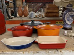 FIVE PIECES OF LE CREUSET COOK WARE TO INCLUDE THREE LIDDED CASSEROLE DISHES IN GRADUATING SIZES AND