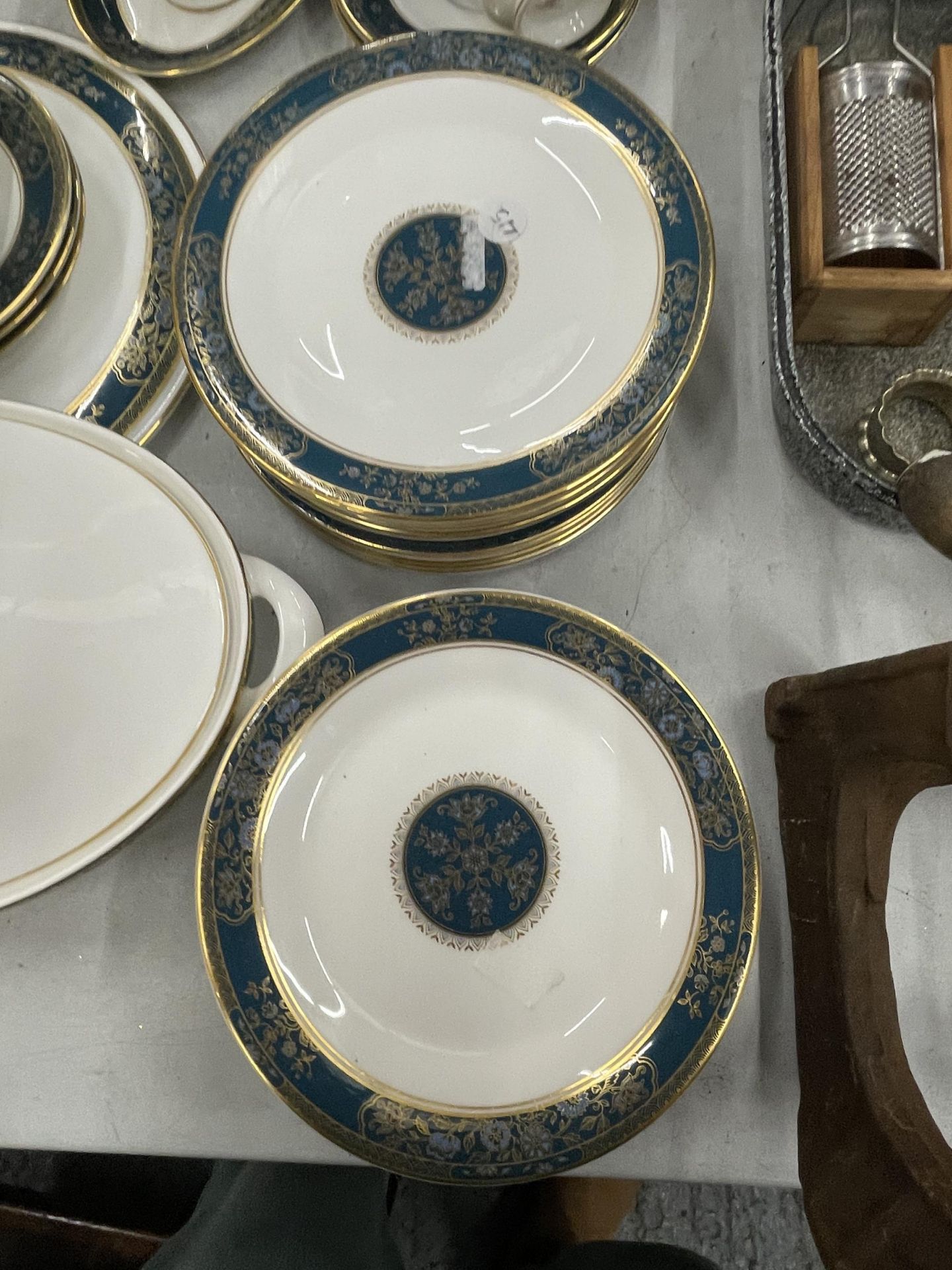 A QUANTITY OF ROYAL DOULTON 'CARLYLE' DINNERWARE TO INCLUDE A SERVING TUREEN, SAUCE BOAT AND SAUCER, - Image 3 of 6