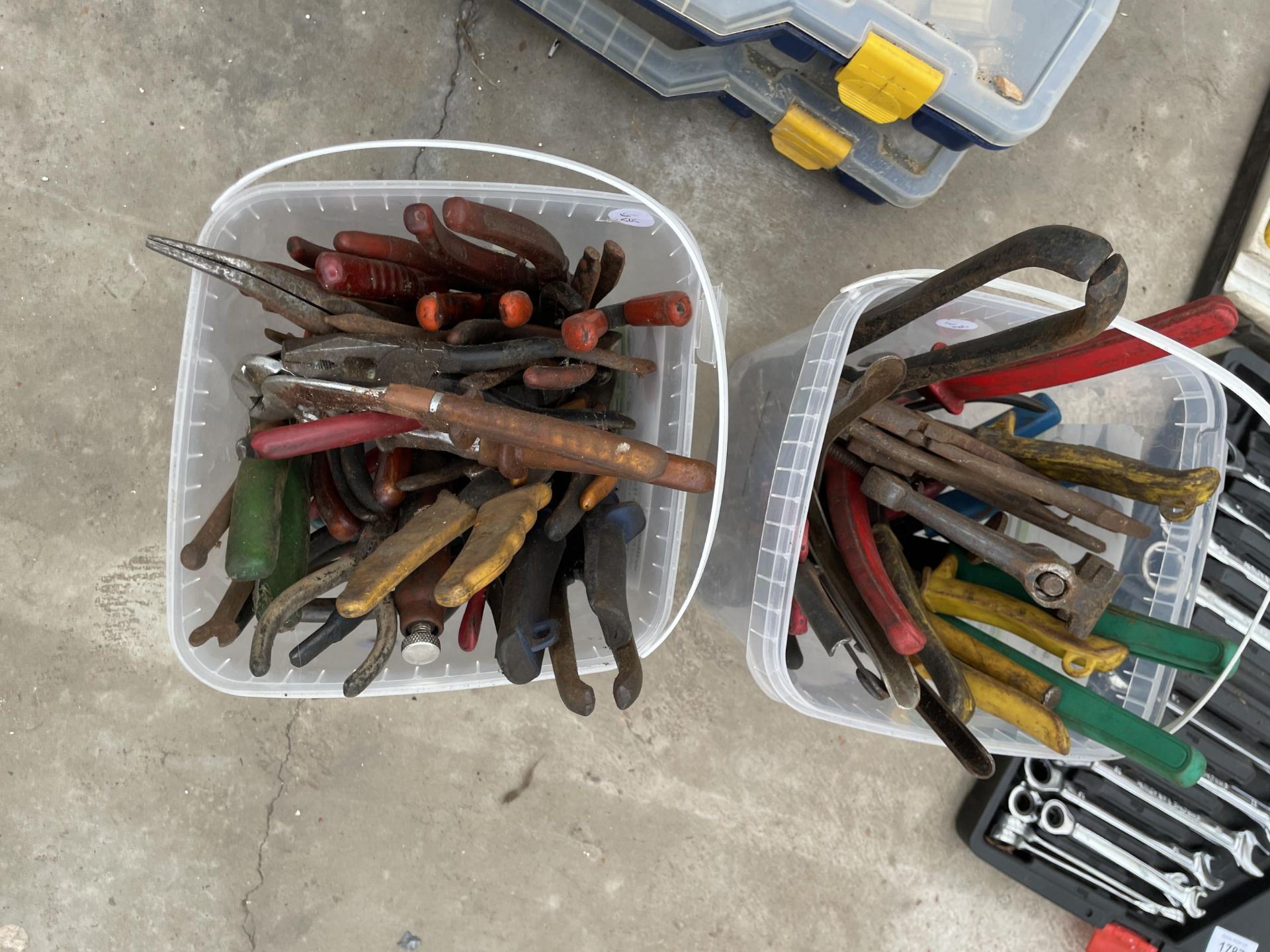 A LARGE ASSORTMENT OF HAND TOOLS TO INCLUDE PLIERS AND SNIPS ETC - Image 2 of 2