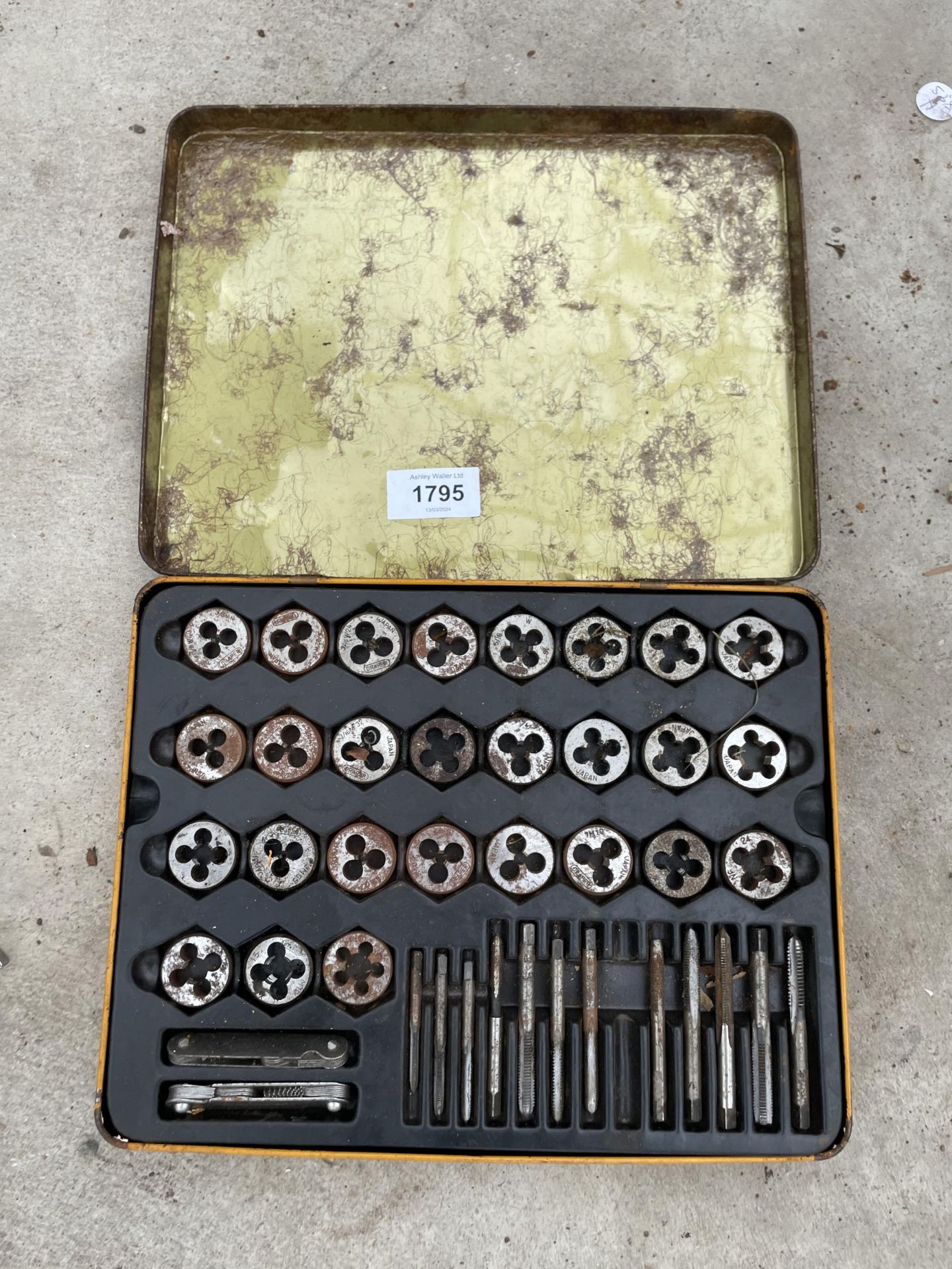 A COMPLETE CASED DRAPER TAP AND DIE SET