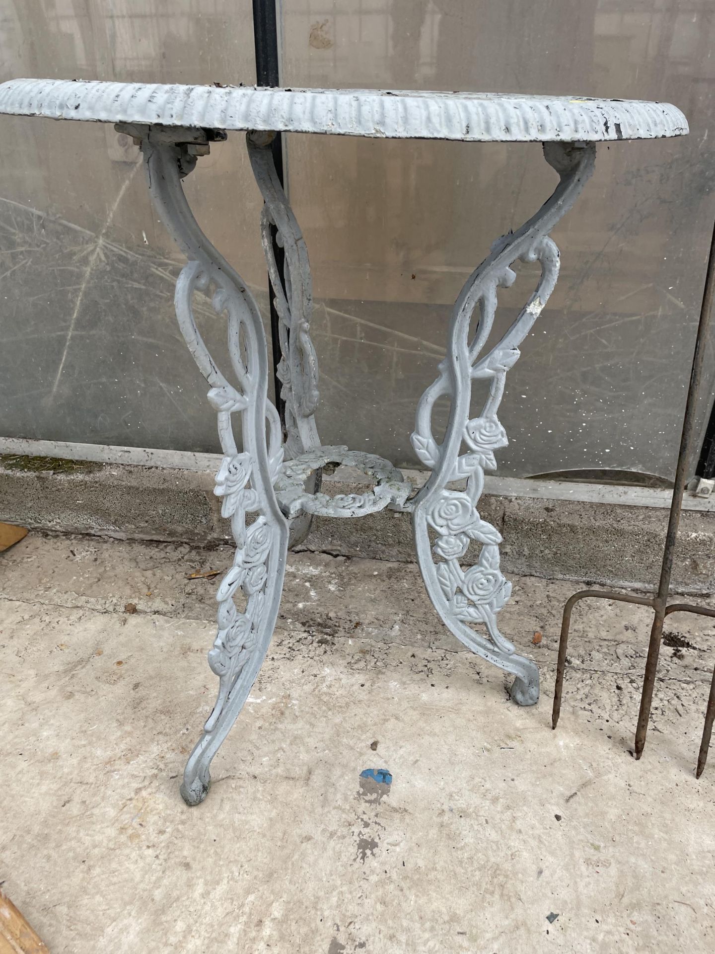 A SMALL DECORATIVE CAST ALOOY BISTRO TABLE - Bild 2 aus 2