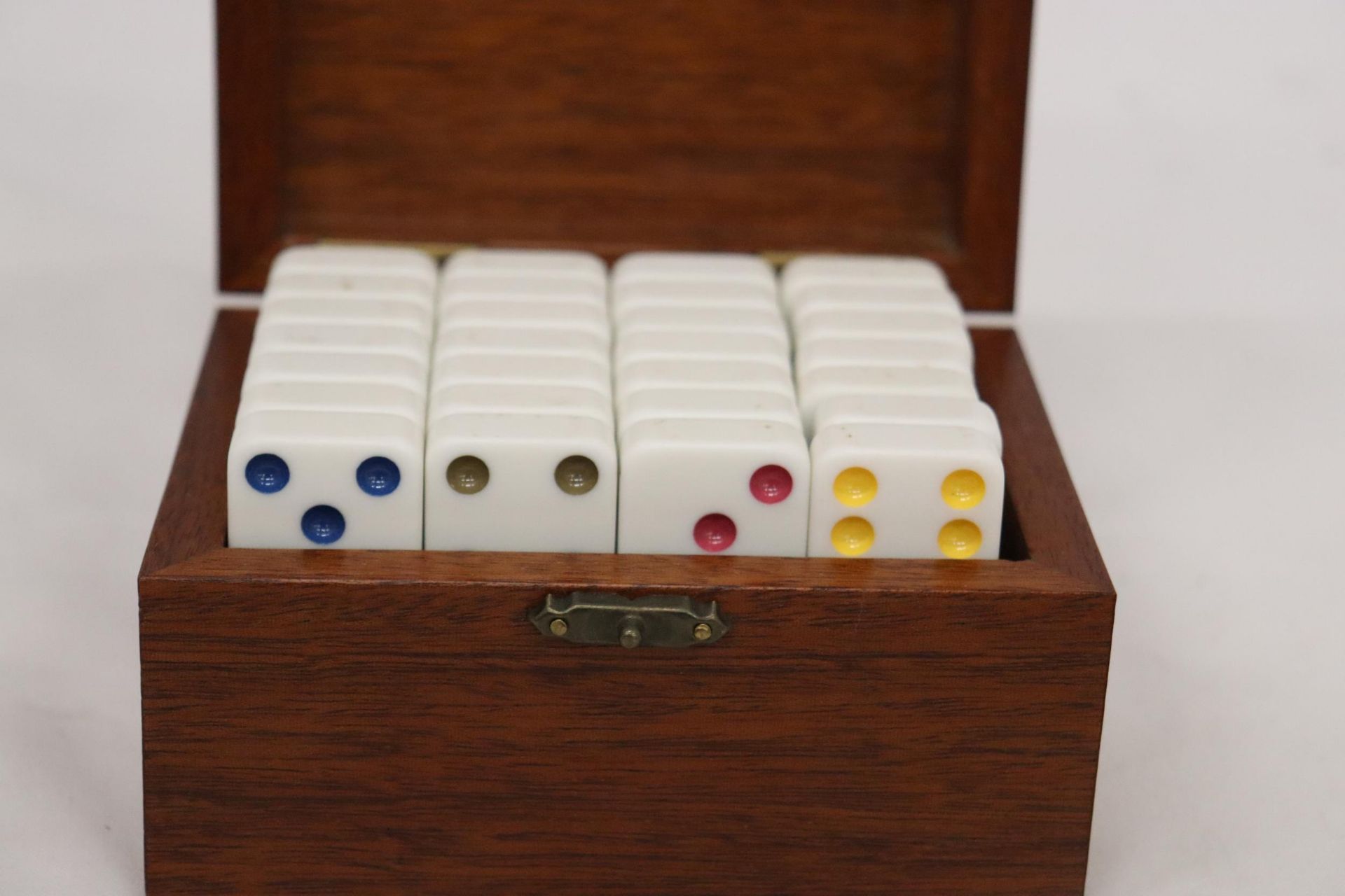 A WOODEN BOX CONTAINING A SET OF BONE DOMINOES - Image 5 of 7