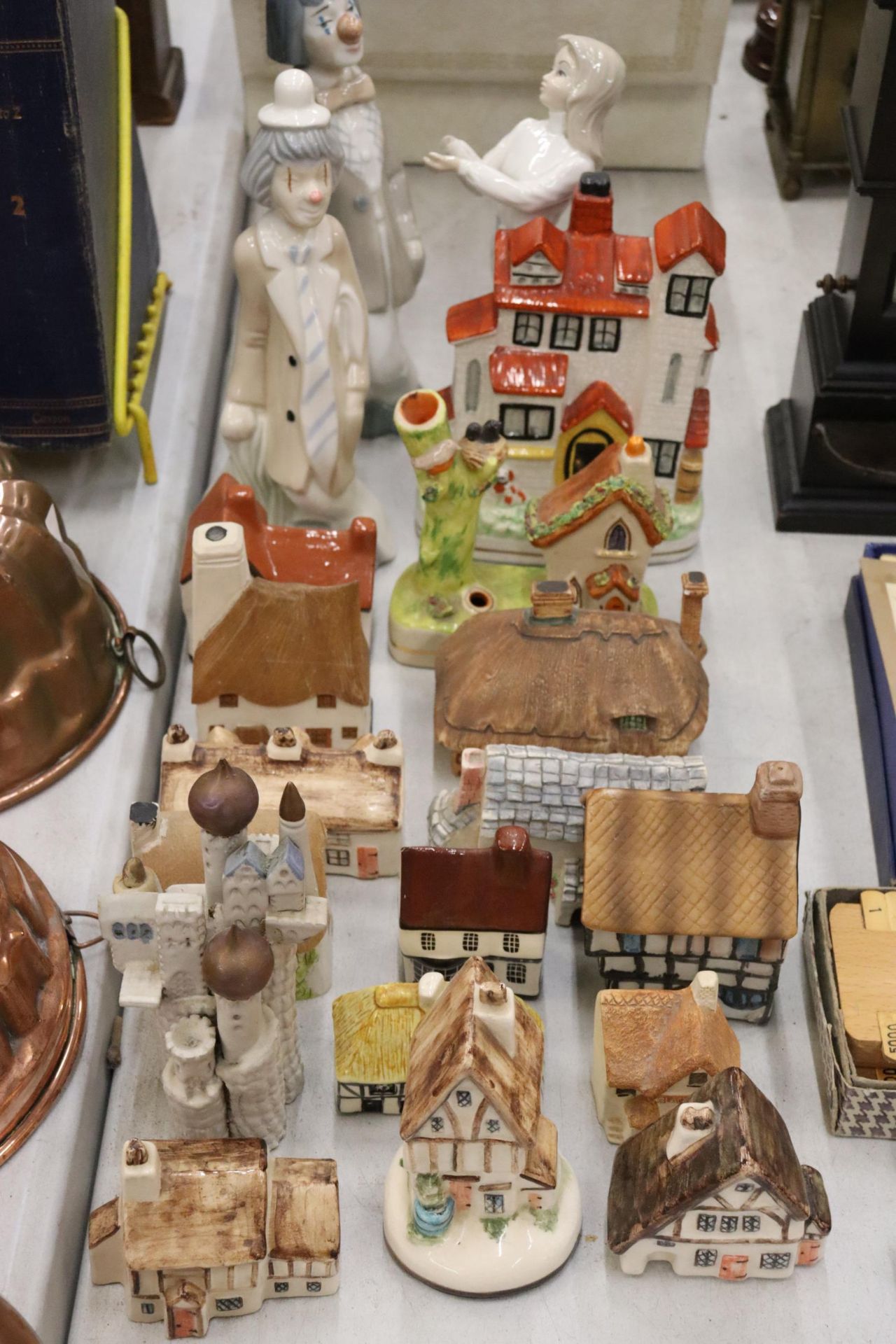 A MIXED LOT TO INCLUDE STAFFORDSHIRE FLATBACKS, CERAMIC CLOWNS, MODEL HOUSES, ETC.,