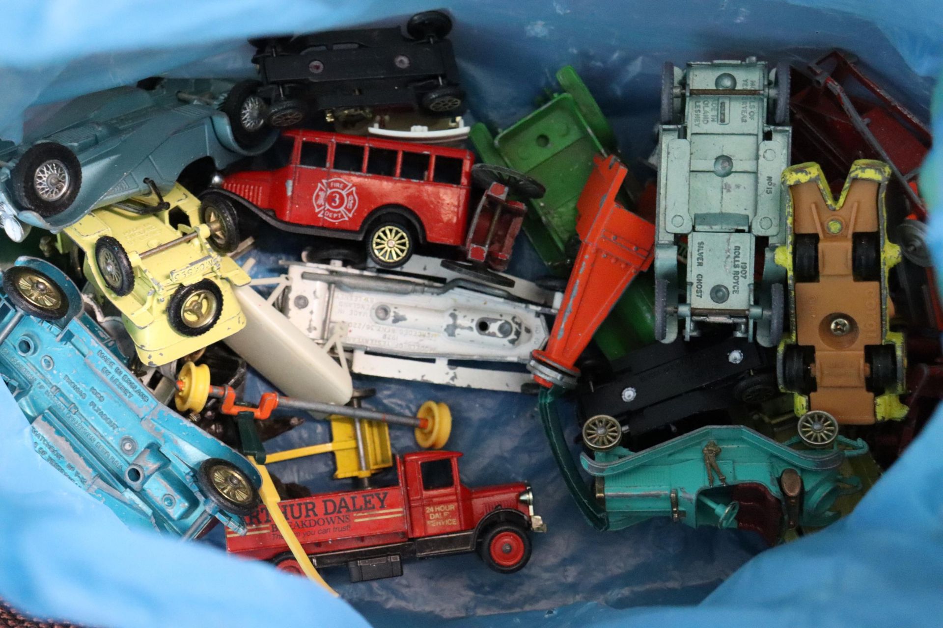 A QUANTITY OF VINTAGE DIECAST CARS AND VANS TO INCLUDE LLEDO, MATCHBOX, YESTERYEAR, ETC - Image 5 of 5