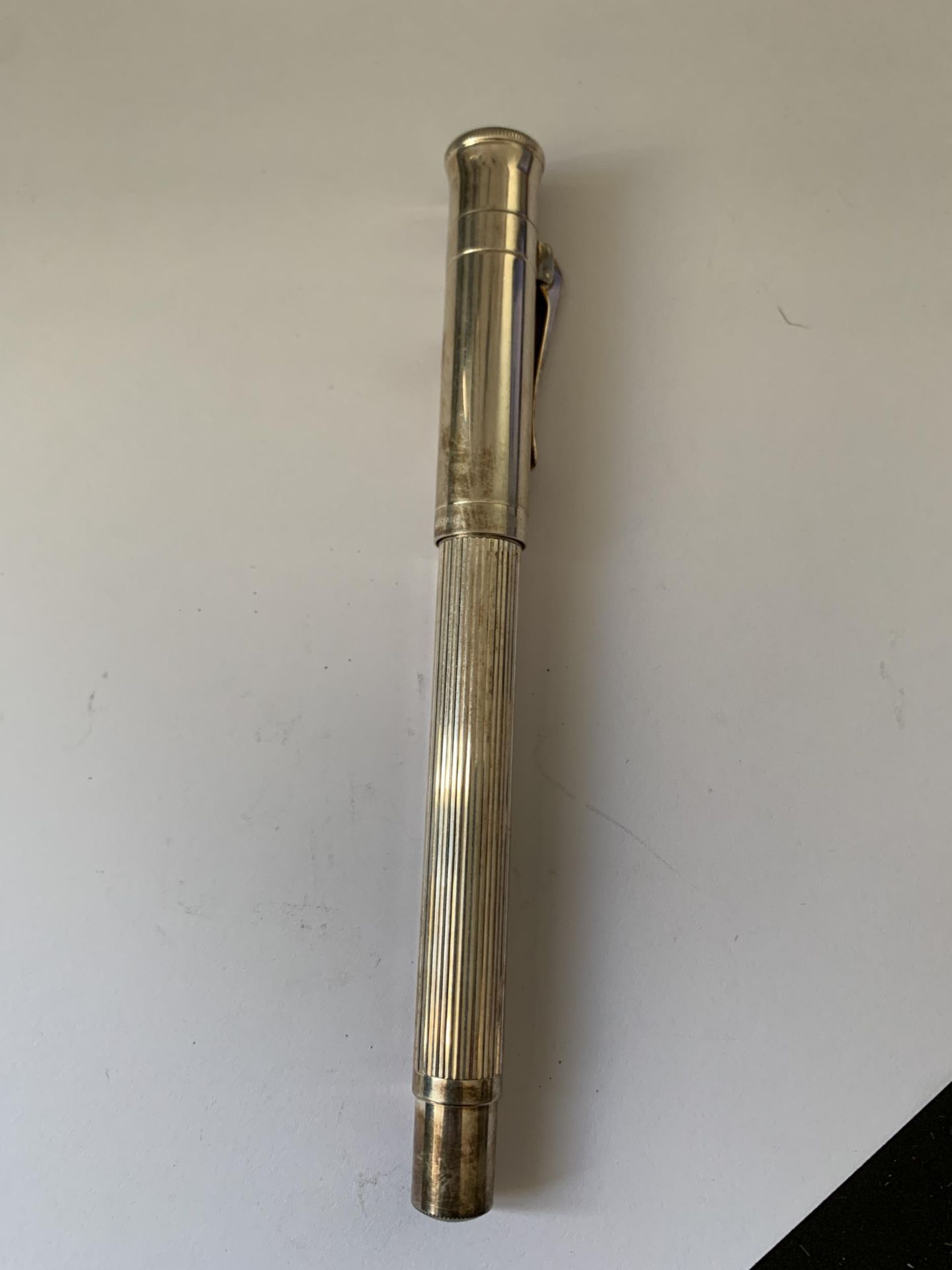 A GRAF VON FABER CASTELL FOUNTAIN PEN WITH AN 18 CARAT GOLD M NIB - Image 3 of 5