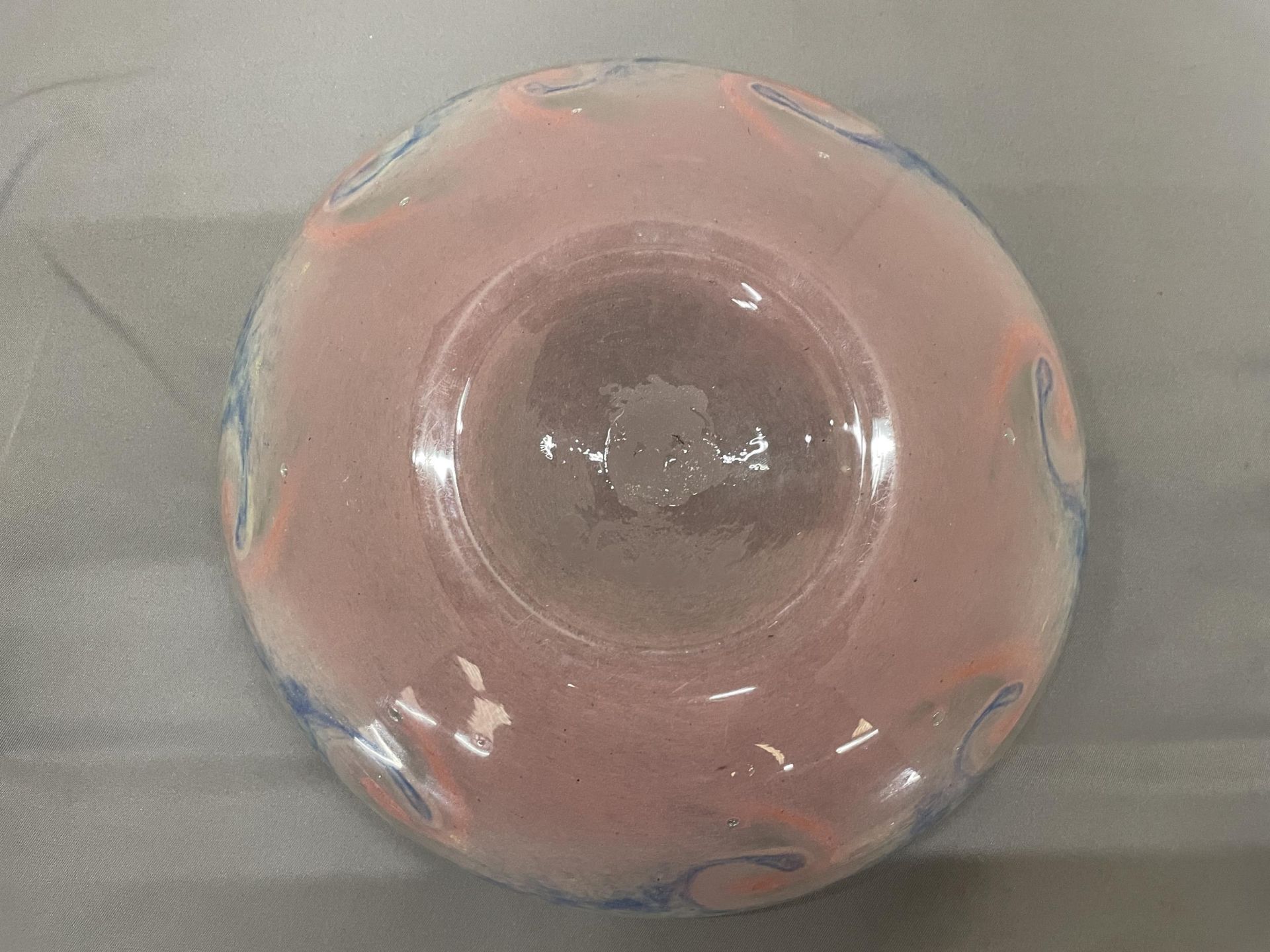 A FROSTED PINK AND GREEN STUDIO GLASS BOWL, DIAMETER 19CM - Image 2 of 3