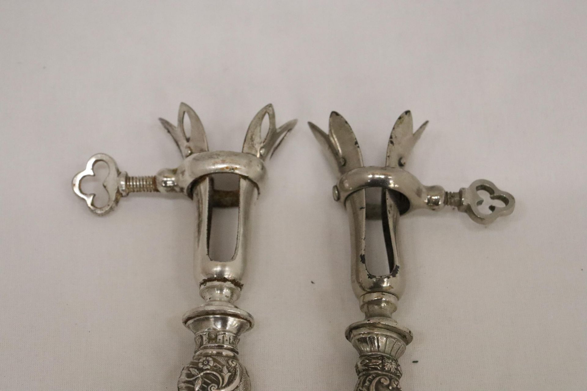 TWO VINTAGE CONTINENTAL, POSSIBLY SILVER, HANDLED GIGOT LAMB SHANK/HAM BONE HOLDERS - Image 4 of 6