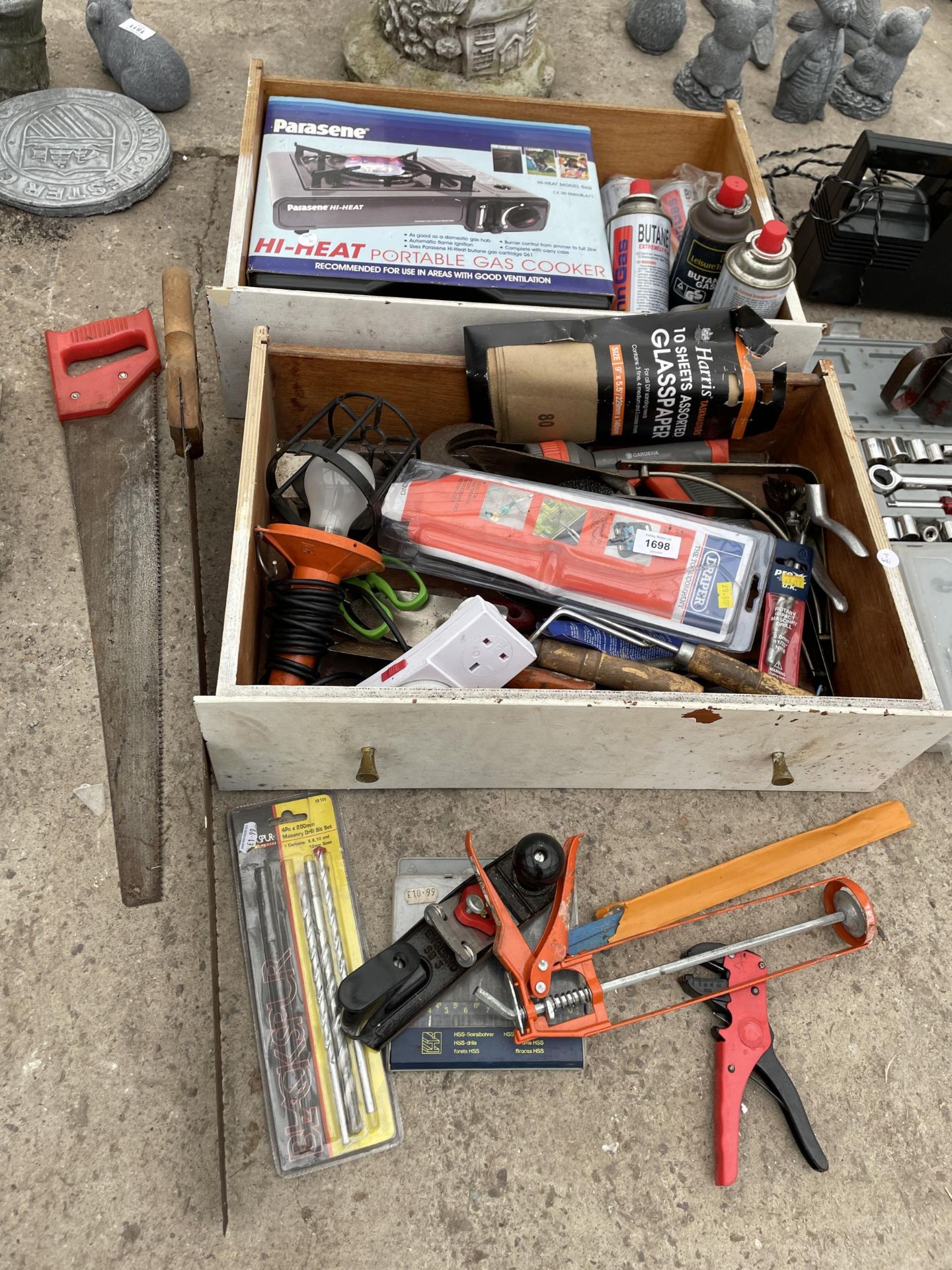 AN ASSORTMENT OF TOOLS TO INCLUDE A WOOD PLANE, A GAS COOKER AND HAMMERS ETC