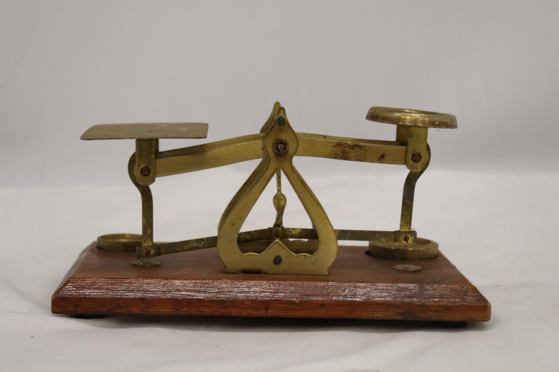 AN ANTIQUE POSTAL SCALE BRASS AND WOOD BASE - Image 3 of 7
