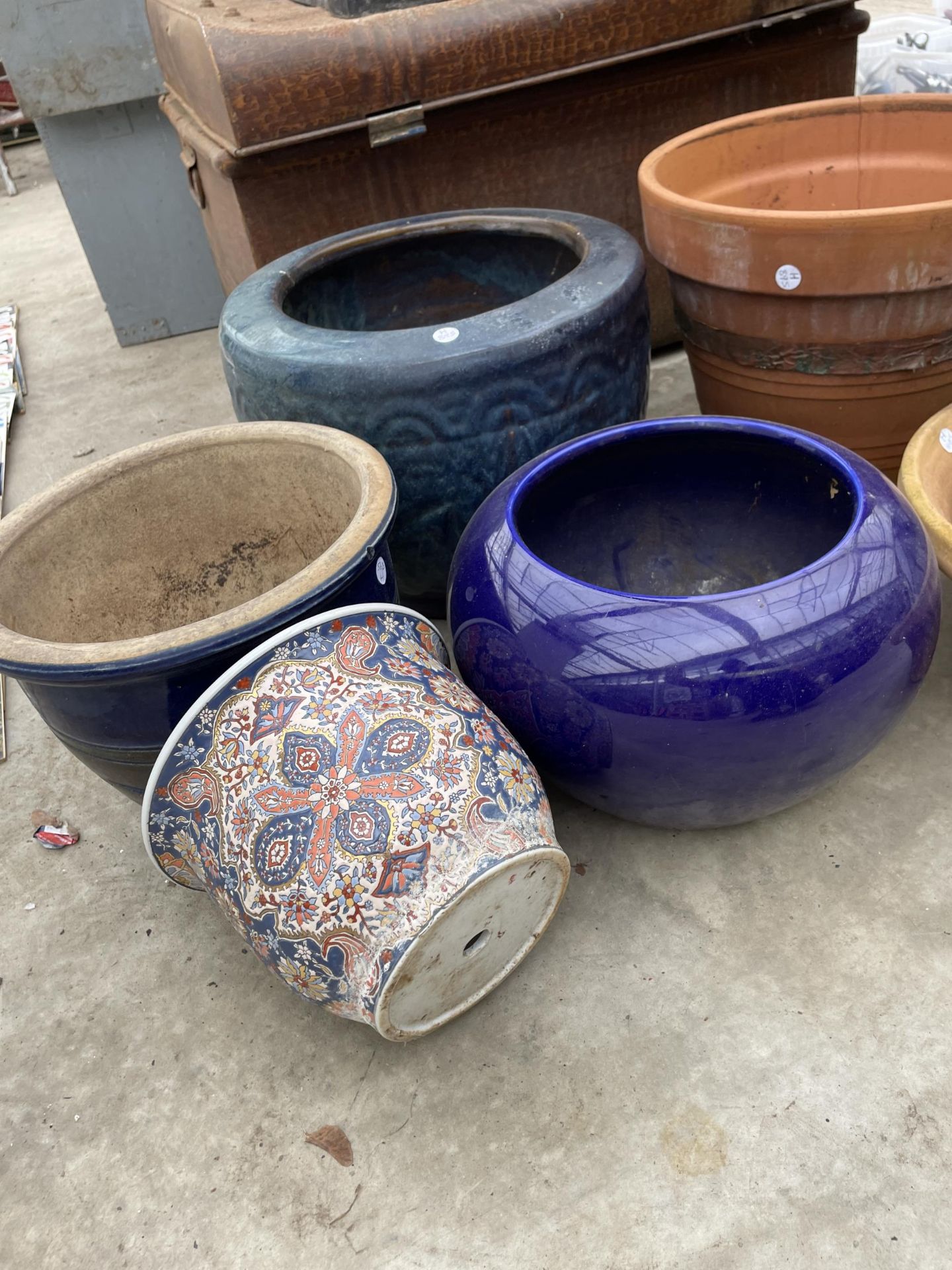 A LARGE ASSORTMENT OF GLAZED AND TERRACOTTA PLANT POTS - Image 3 of 6