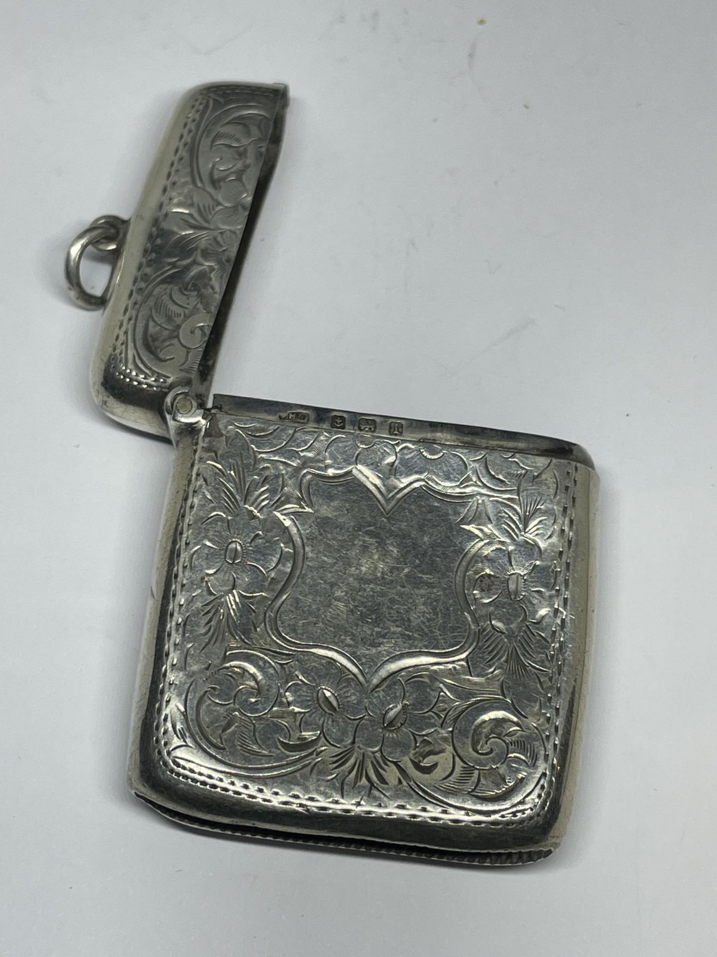 A HALLMARKED BIRMINGHAM SILVER VESTA CASE - Bild 3 aus 4