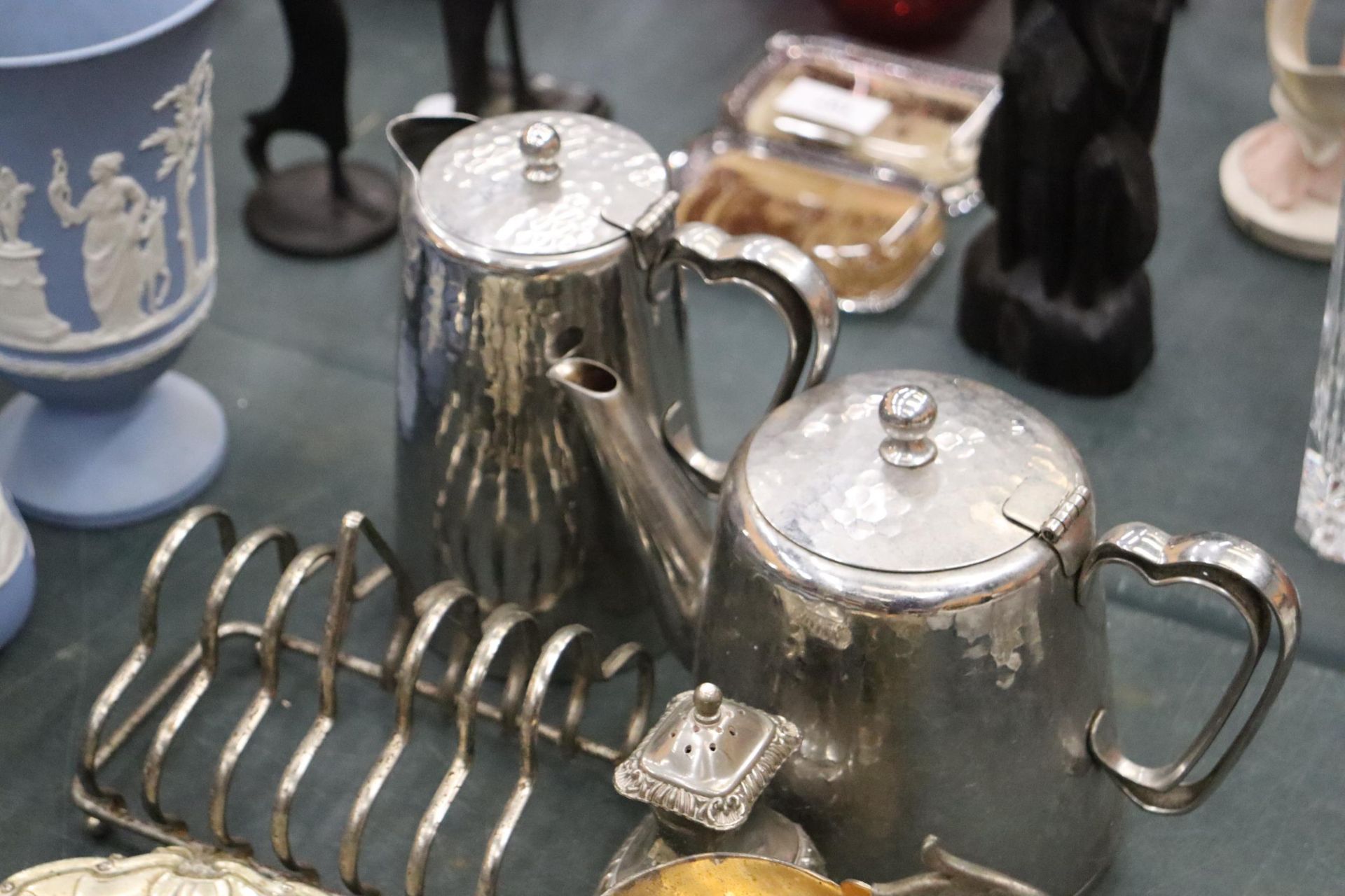 A COLLECTION OF SILVER PALTED ITEMS TO INCLUDE NAPKIN RINGS, A TEAPOT AND HOT WATER JUG, FLATWARE, - Image 6 of 10
