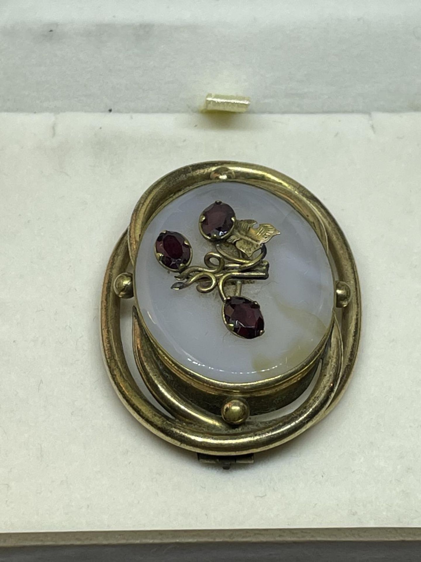 A PINCH BECK AGATE AND AMETHYST BROOCH IN A PRESENTATION BOX