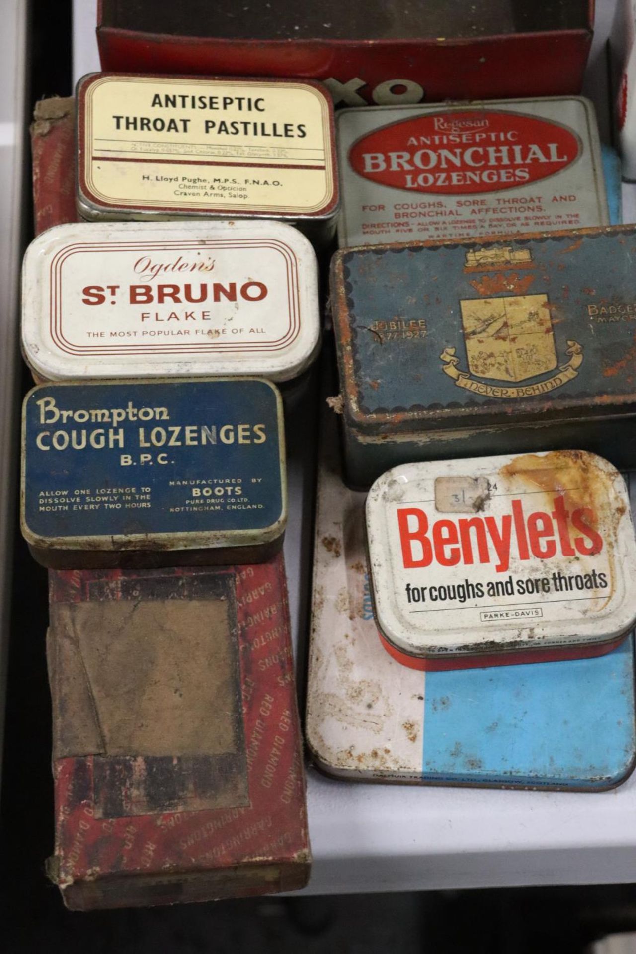 A QUANTITY OF VINTAGE TINS TOGETHER WITH A PANORAMA ILLUMINATED VIEWER, MAGNETIC ROLL LIGHT LAMP - Image 3 of 4