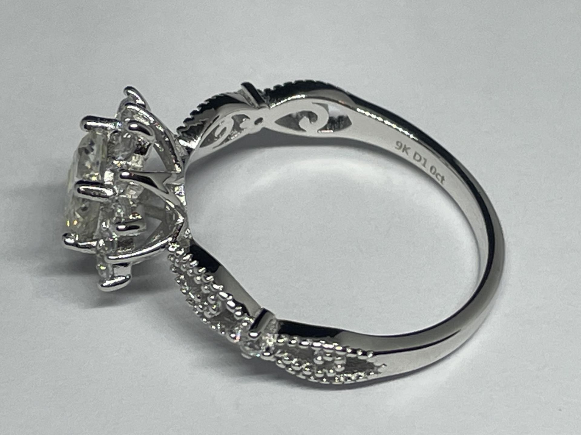 A MARKED 9K RING SET WITH A 1 CARAT OF MOISSANITE AS A FLOWER DESIGN AND CHIPS TO SHOULDERS SIZE P/Q - Image 2 of 4