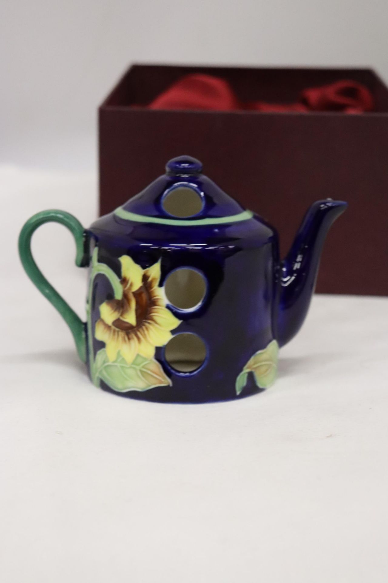 A BOXED BENAYA PLUG IN TEAPOT DIFFUSER TOGETHER WITH A TUPTON WARE CAT DIFFUSER - Image 9 of 10