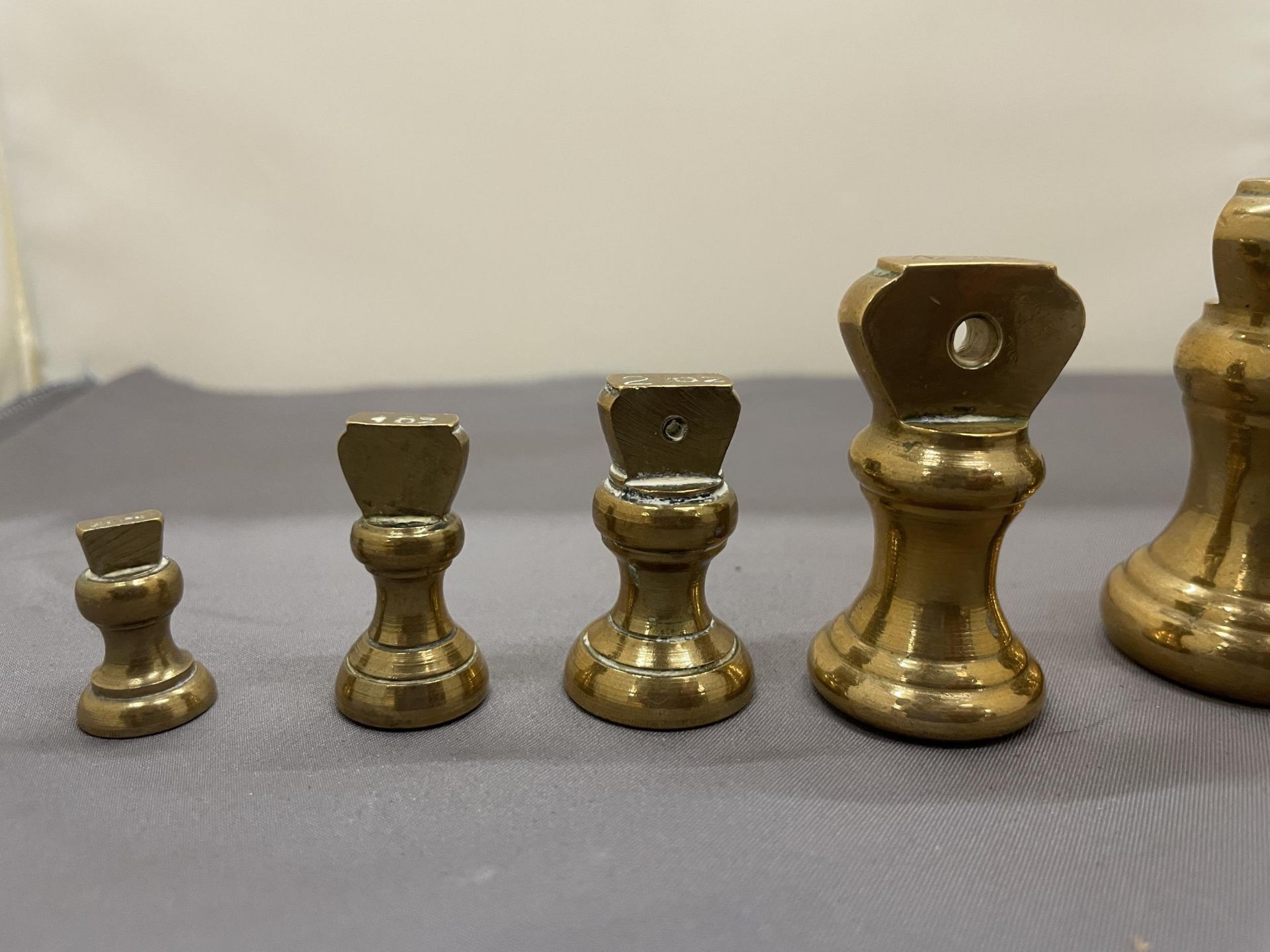 A COLLECTION OF VINTAGE BRASS BELL WEIGHTS - Image 3 of 3