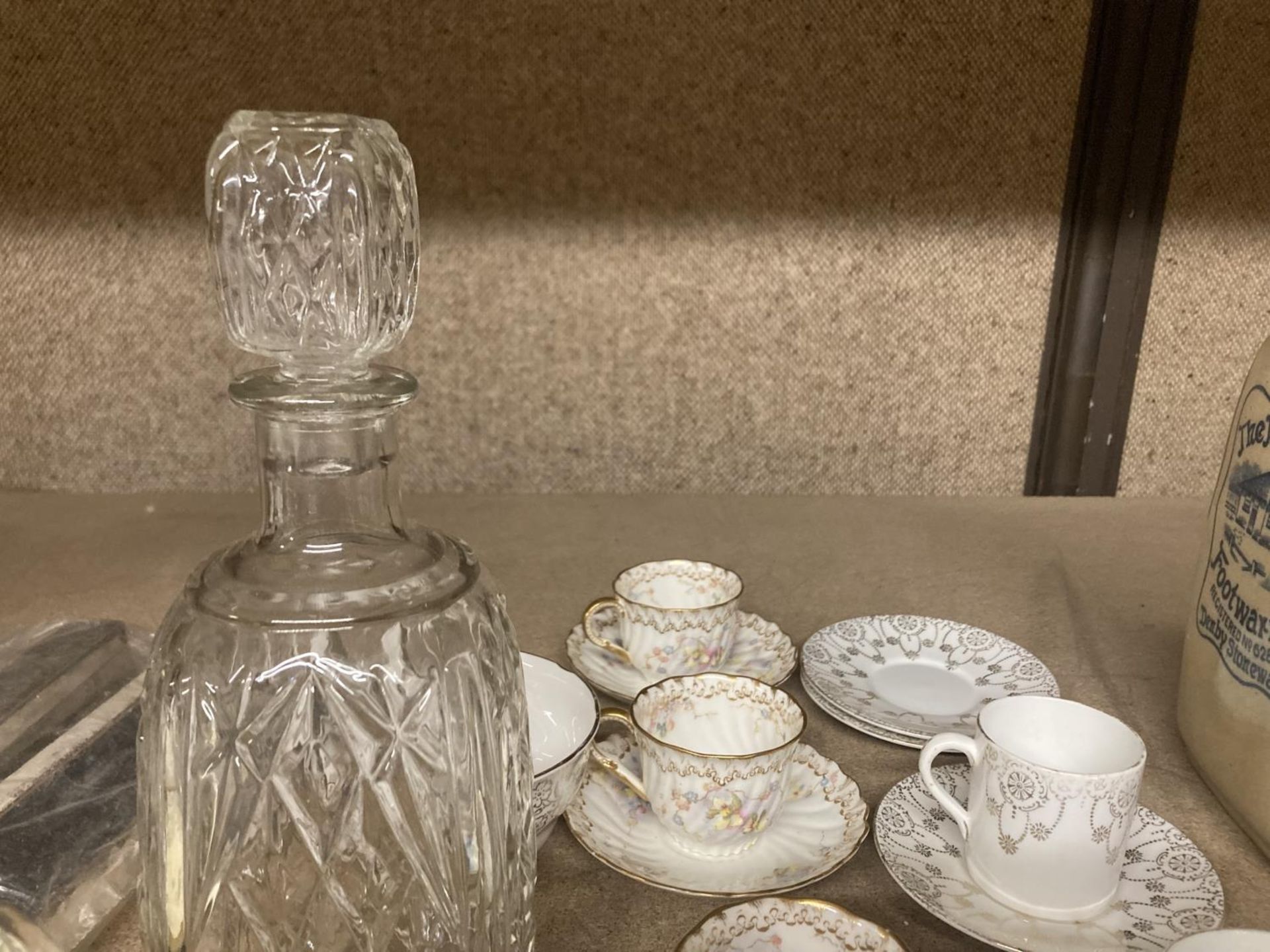 A QUANTITY OF VINTAGE CHINA CUPS AND SAUCERS TO INCLUDE CRESCENT AND PENDANT PLUS A DECANTER, - Image 4 of 4
