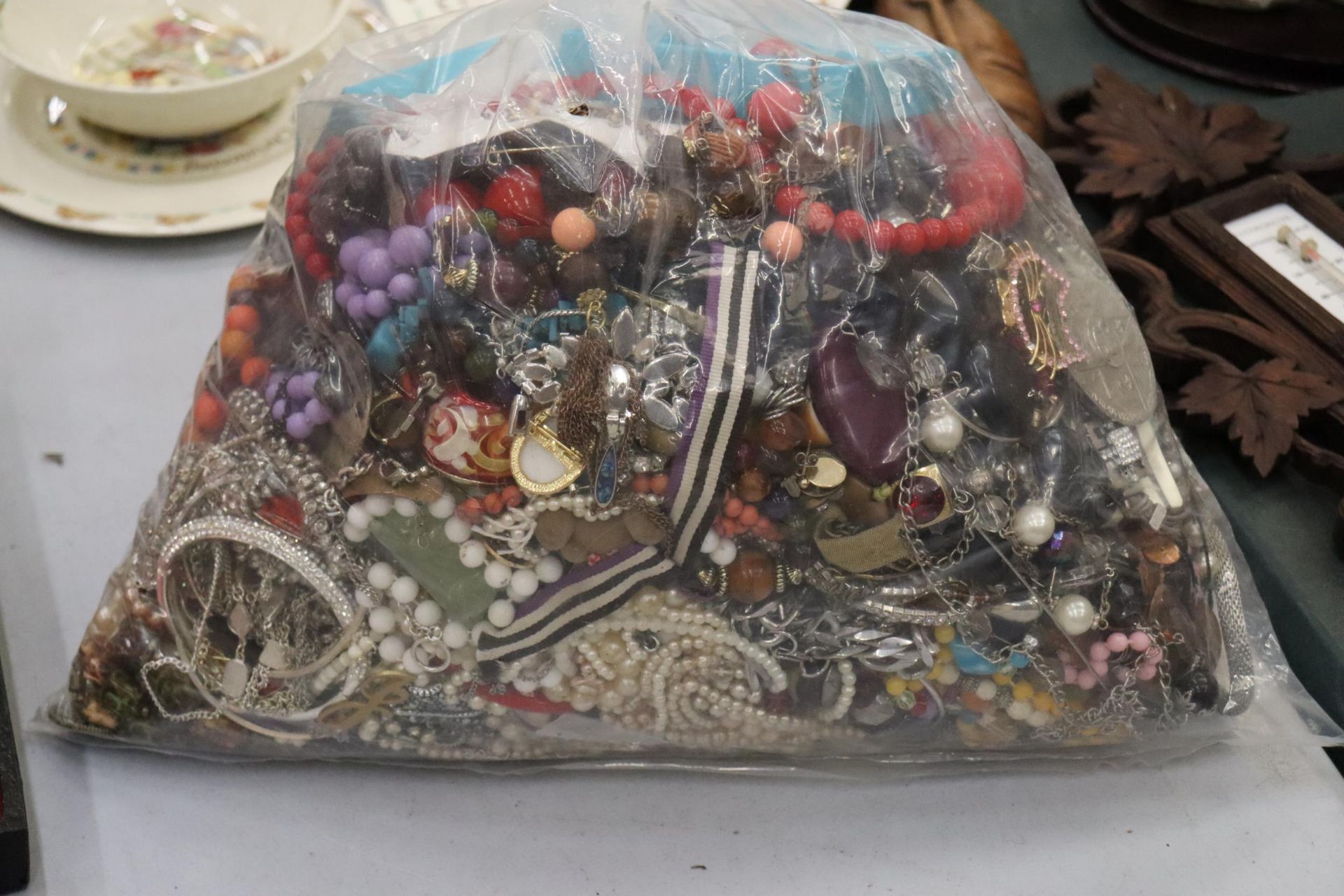 A LARGE QUANTITY OF UNSORTED COSTUME JEWELLERY - 7 KG IN TOTAL - Image 5 of 7