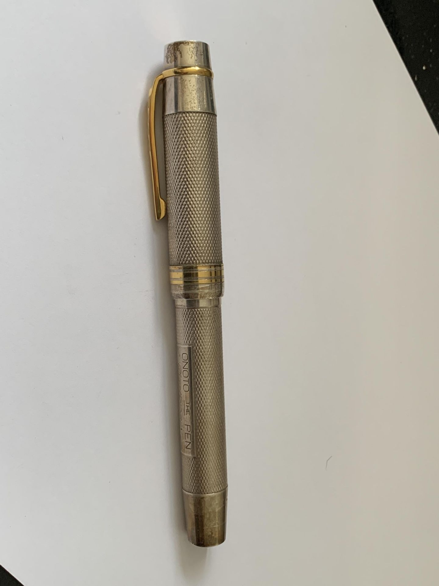 AN ONOTO HALLMARKED LONDON SILVER CENTENARY 1905-2005 FOUNTAIN PEN WITH A SIZE 7 18 CARAT GOLD NIB