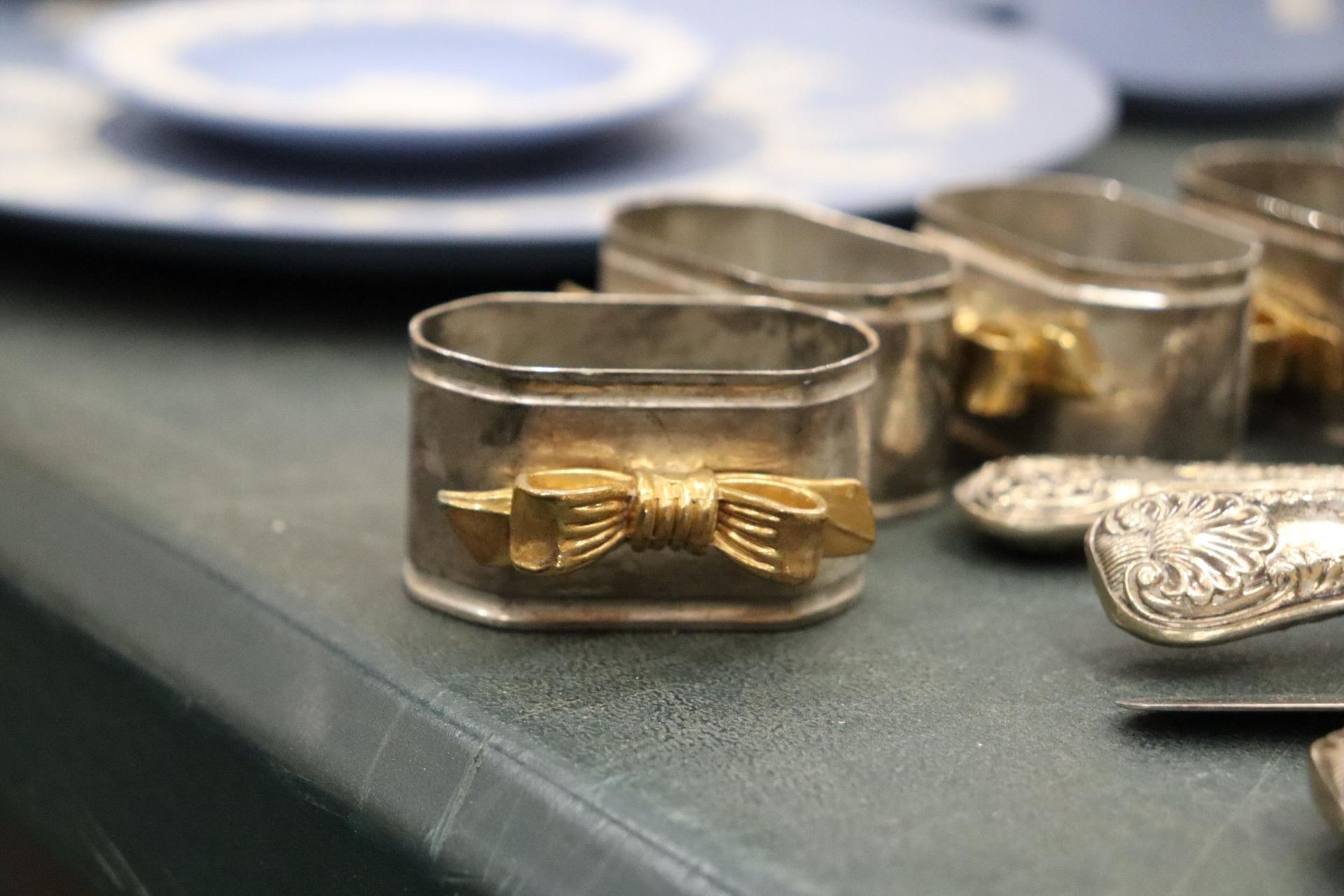 A COLLECTION OF SILVER PALTED ITEMS TO INCLUDE NAPKIN RINGS, A TEAPOT AND HOT WATER JUG, FLATWARE, - Image 10 of 10