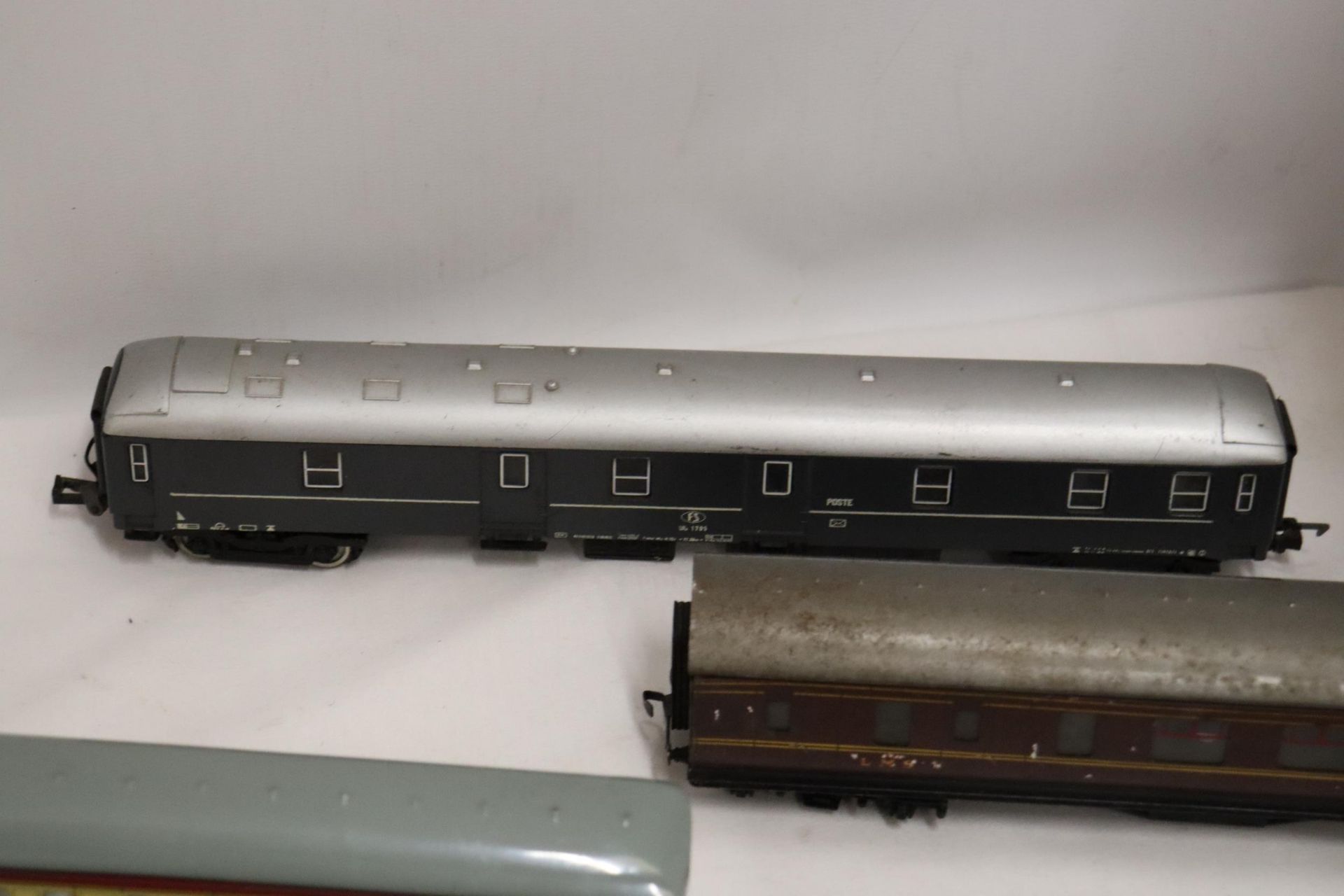 SEVEN EARLY CARRIAGES TO INCLUDE FOUR METAL EXAMPLES - Image 6 of 6