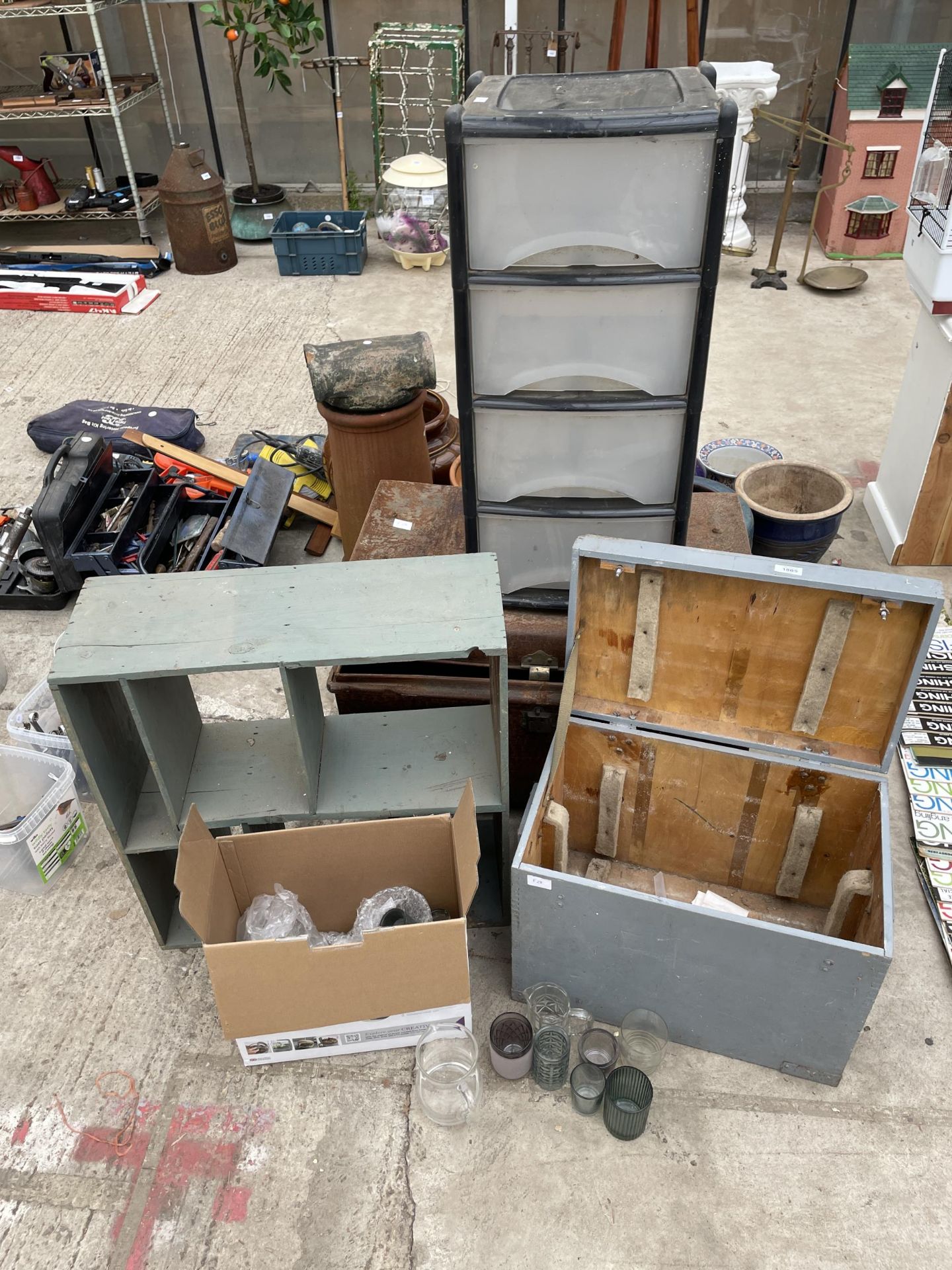 AN ASSORTMENT OF STORAGE BOXES AND CHESTS AND A COLLECTION OF GLASS WARE