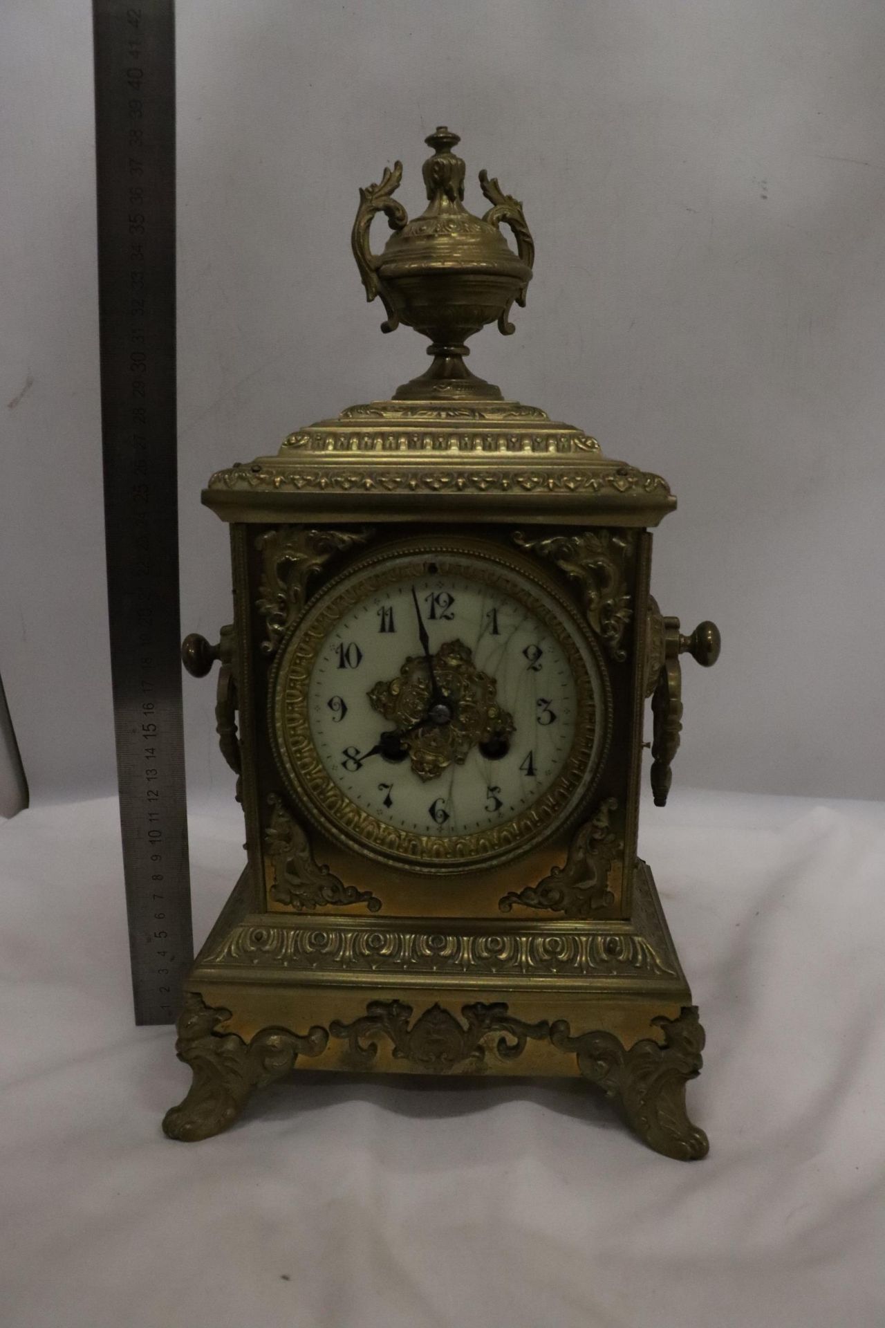 A FRENCH GILT BRASS MANTLE CLOCK WITH KEY - Image 9 of 9