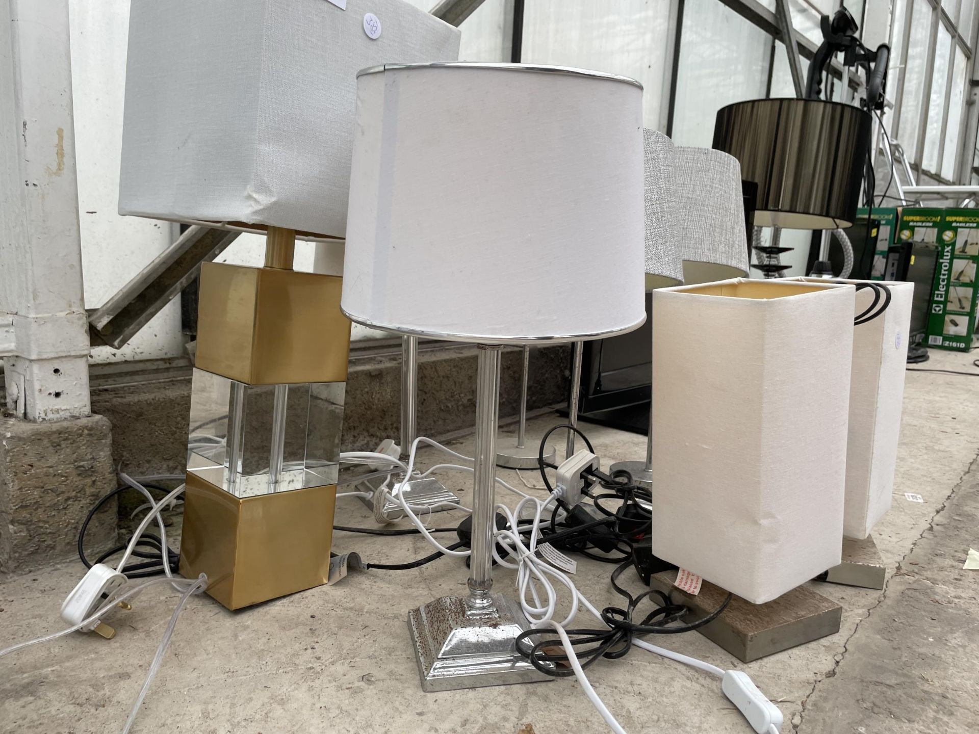 AN ASSORTMENT OF TABLE LAMPS WITH SHADES - Bild 2 aus 2