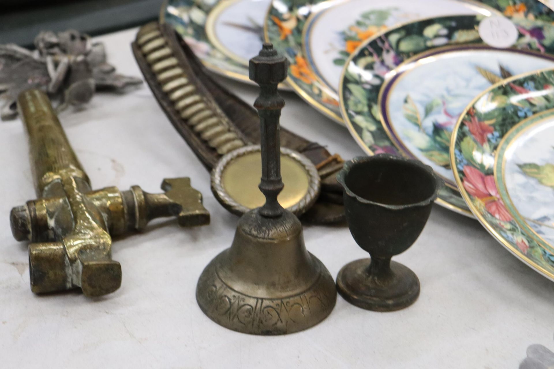 A QUANTITY OF VINTAGE BRASS ITEMS TO INCLUDE A TAP, BELL, GOBLET, FAIRY, ETC - Image 5 of 7