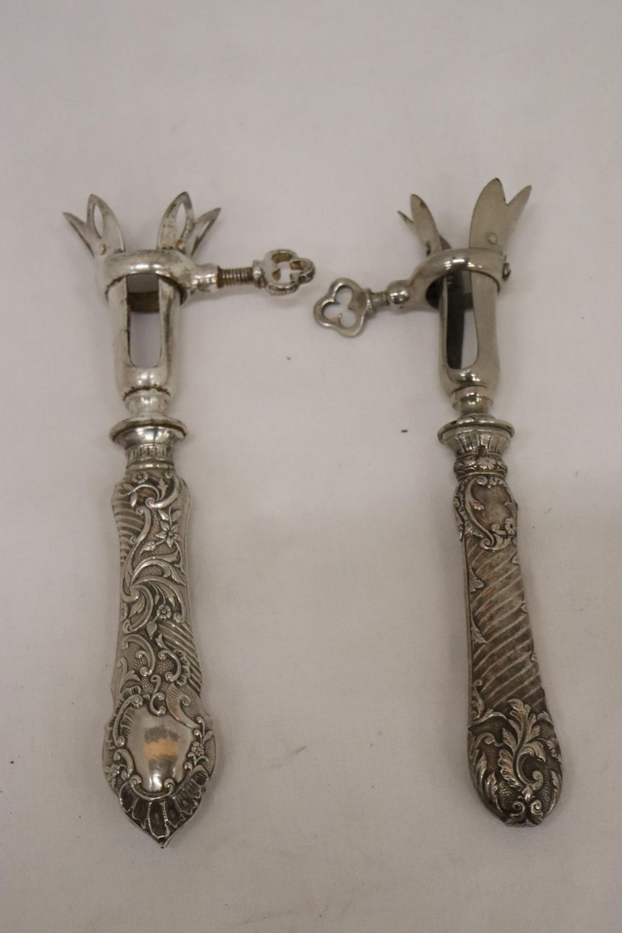 TWO VINTAGE CONTINENTAL, POSSIBLY SILVER, HANDLED GIGOT LAMB SHANK/HAM BONE HOLDERS - Image 5 of 6