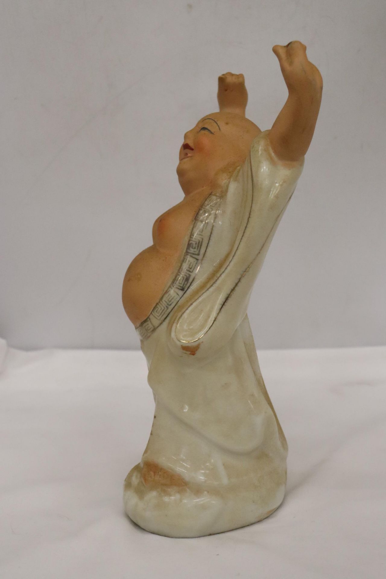 A HEAVY CERAMIC BUDDAH FIGURE, HEIGHT 30CM - Bild 2 aus 5