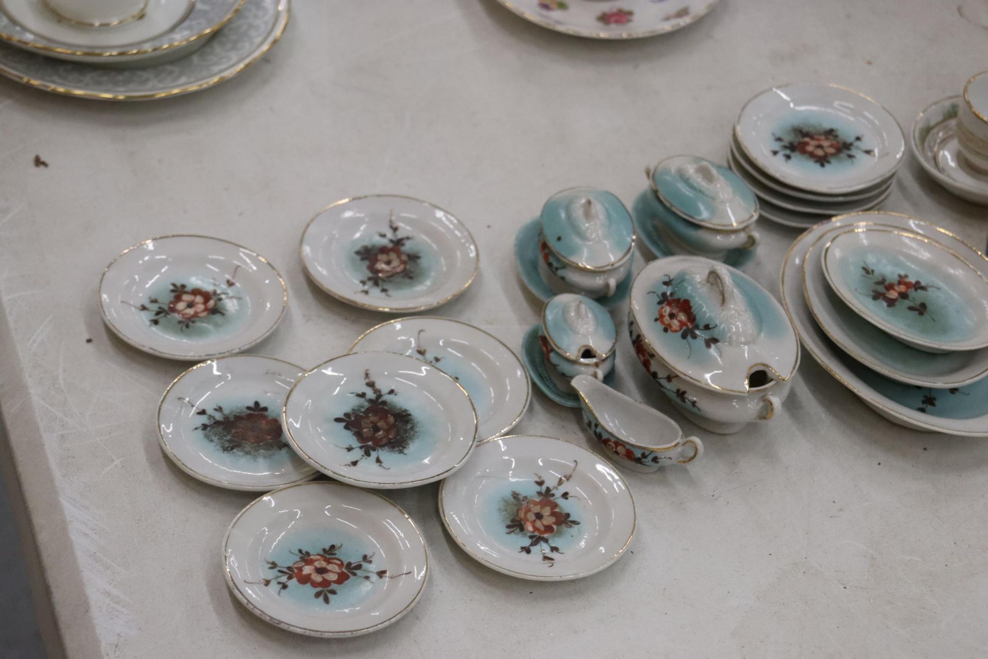 A VINTAGE DOLL'S TEASET AND DINNER SERVICE TO INCLUDE PLATES, CUPS, SAUCERS, TEAPOT, ETC - Image 4 of 10