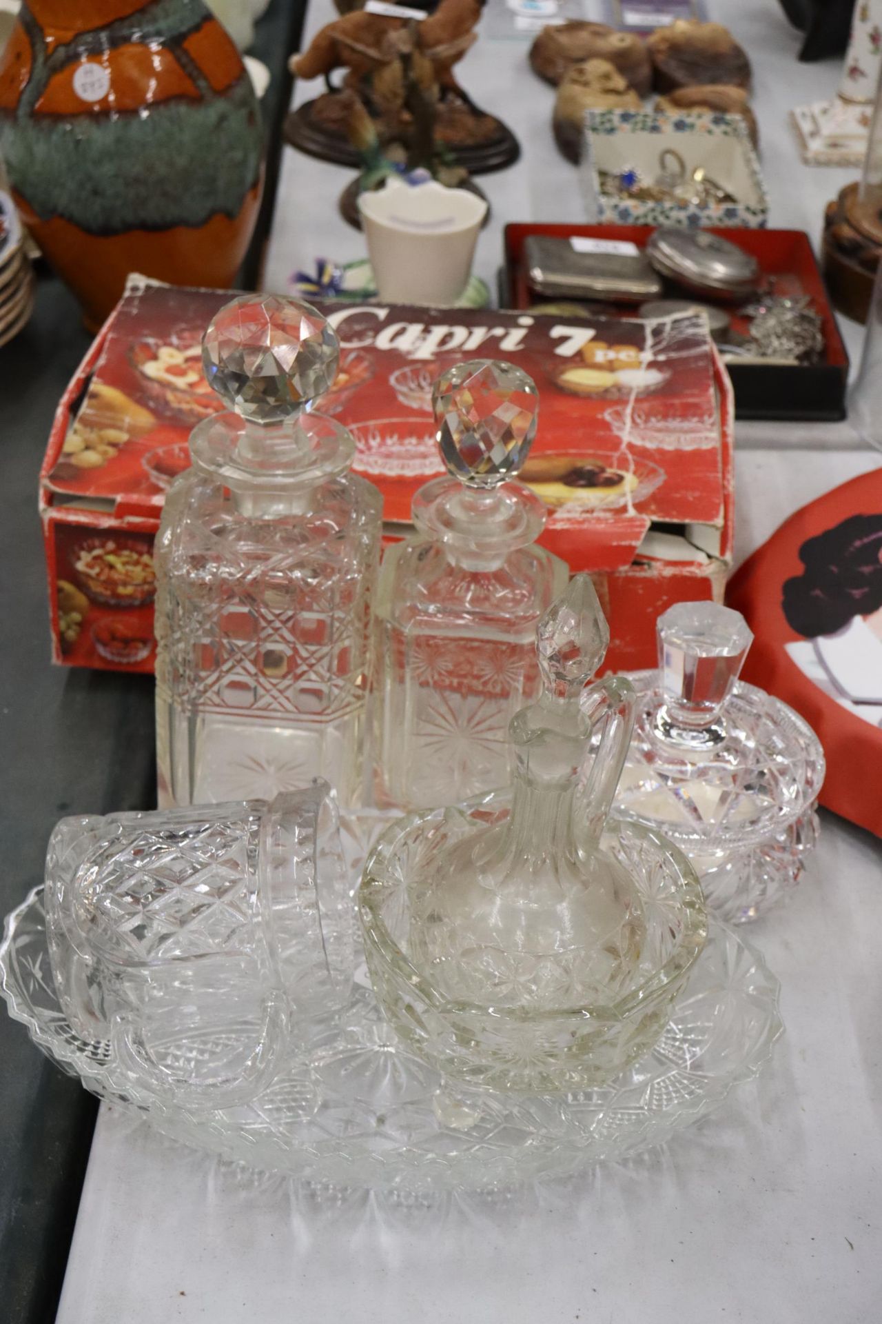 A QUANTITY OF GLASSWARE TO INCLUDE A SEVEN PIECE CAPRI FRUIT SALAD SET IN BOX