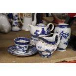 VARIOUS ITEMS OF BLUE AND WHITE WARE TO INCLUDE A TEAPOT, JUG, VASE ETC