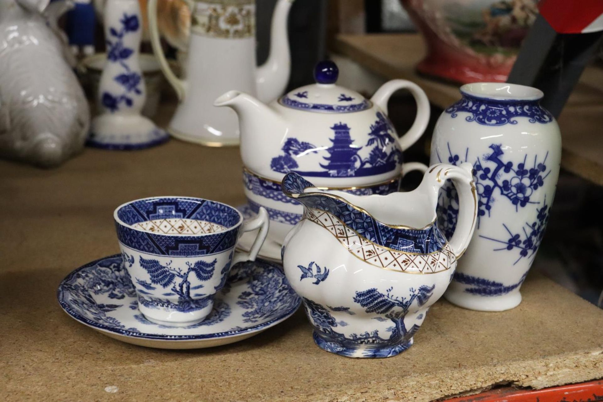 VARIOUS ITEMS OF BLUE AND WHITE WARE TO INCLUDE A TEAPOT, JUG, VASE ETC