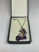 A SILVER AND AMETHYST NECKLACE IN A PRESENTATION BOX