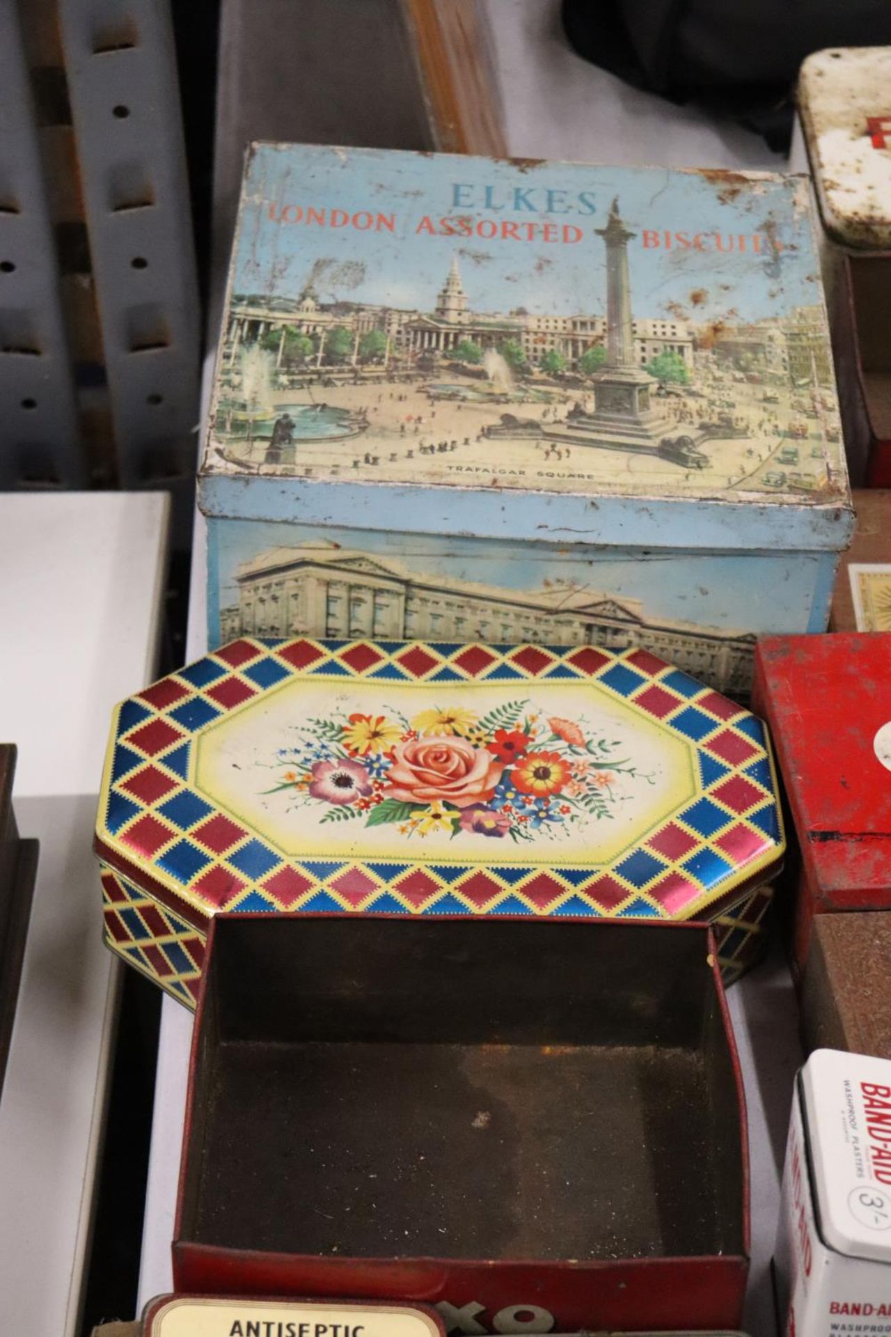 A QUANTITY OF VINTAGE TINS TOGETHER WITH A PANORAMA ILLUMINATED VIEWER, MAGNETIC ROLL LIGHT LAMP - Image 4 of 4