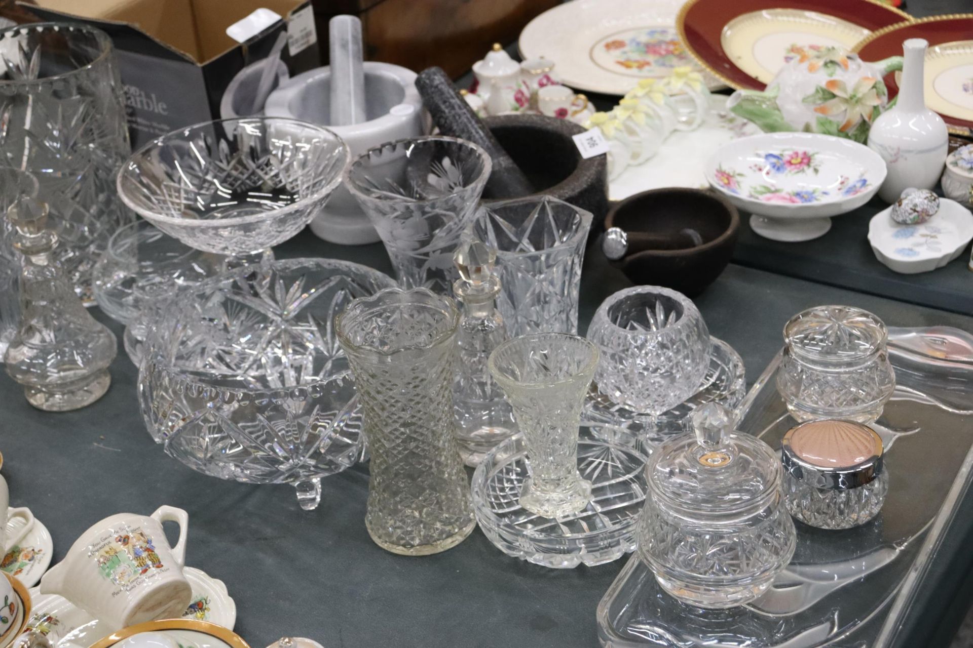 A LARGE QUANTITY OF GLASSWARE TO INCLUDE CUT GLASS VASES, BOWLS, A DRESSING TABLE SET WITH TRAY, OIL - Image 2 of 10