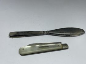 TWO HALLMARKED BIRMINGHAM SILVER ITEMS TO INCLUDE A PEARLFRUIT KNIFE AND TWEEZERS