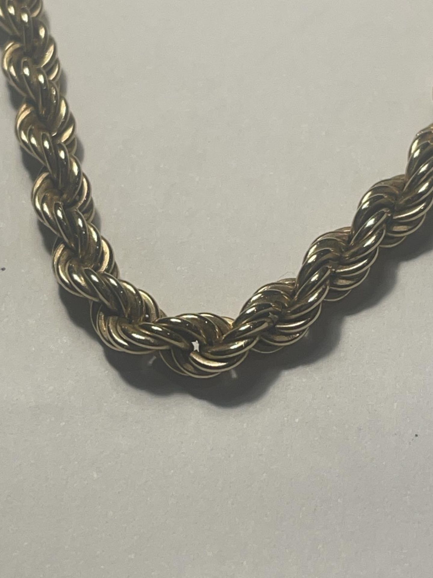 A 9 CARAT GOLD ROPE NECKLACE MARKED 375 (CLASP A/F) GROSS WEIGHT 9.7 GRAMS - Image 2 of 5