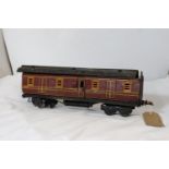 A PAINTED METAL .30 MM GAUGE RAILWAY CARRIAGE LENGTH 32 CM