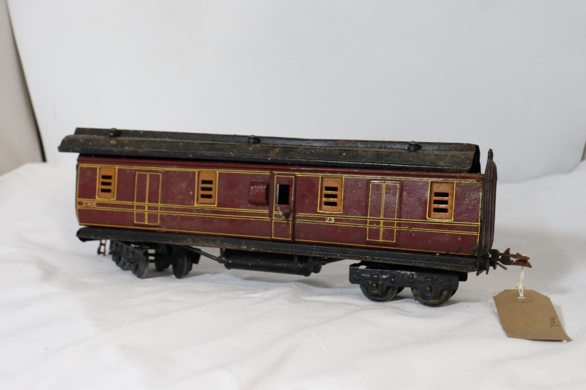 A PAINTED METAL .30 MM GAUGE RAILWAY CARRIAGE LENGTH 32 CM